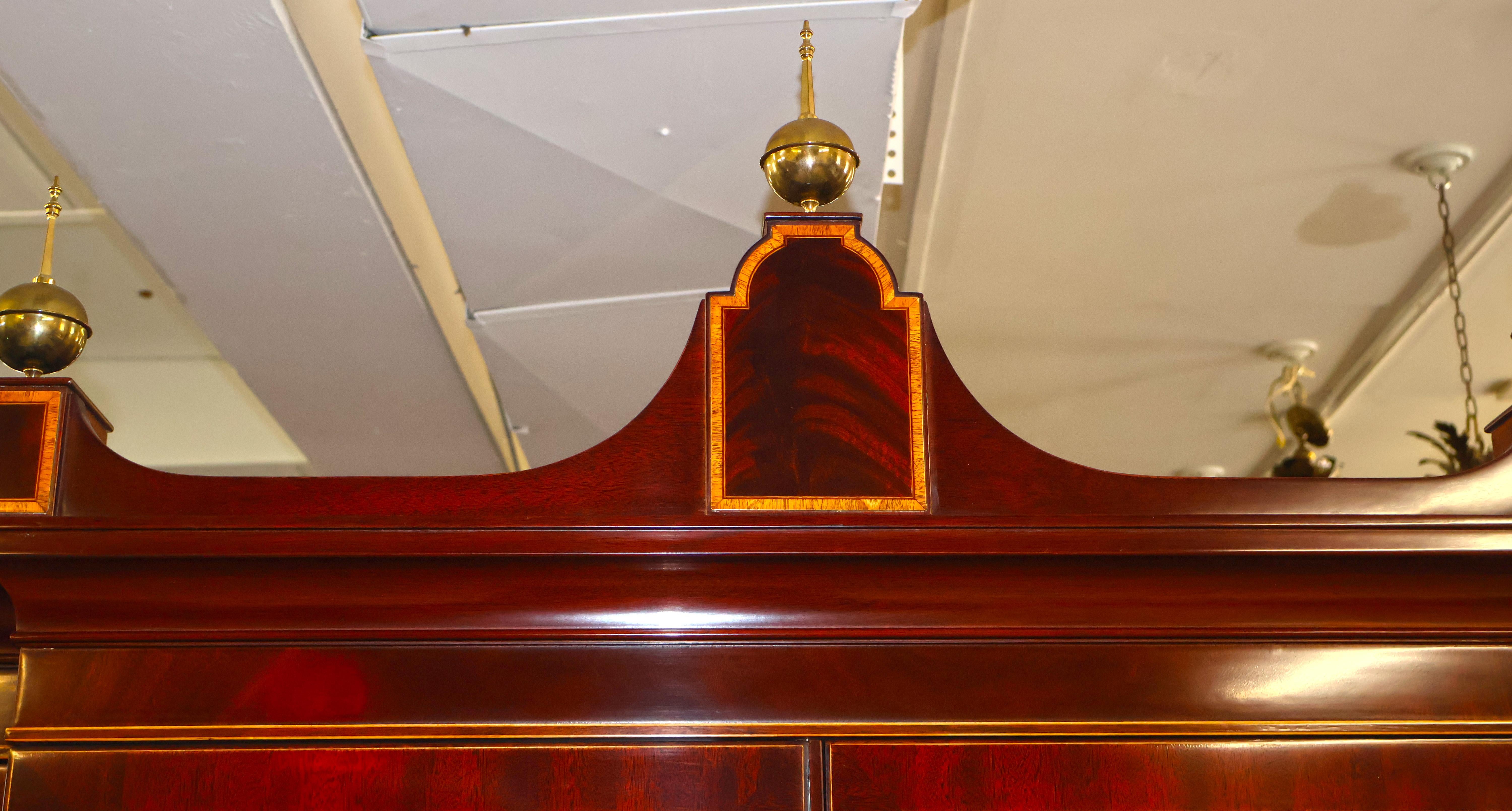 Kindel Winterthur Collection Acajou Marqueterie Bibliothèque Cabinet de Chine Breakfront en vente 8