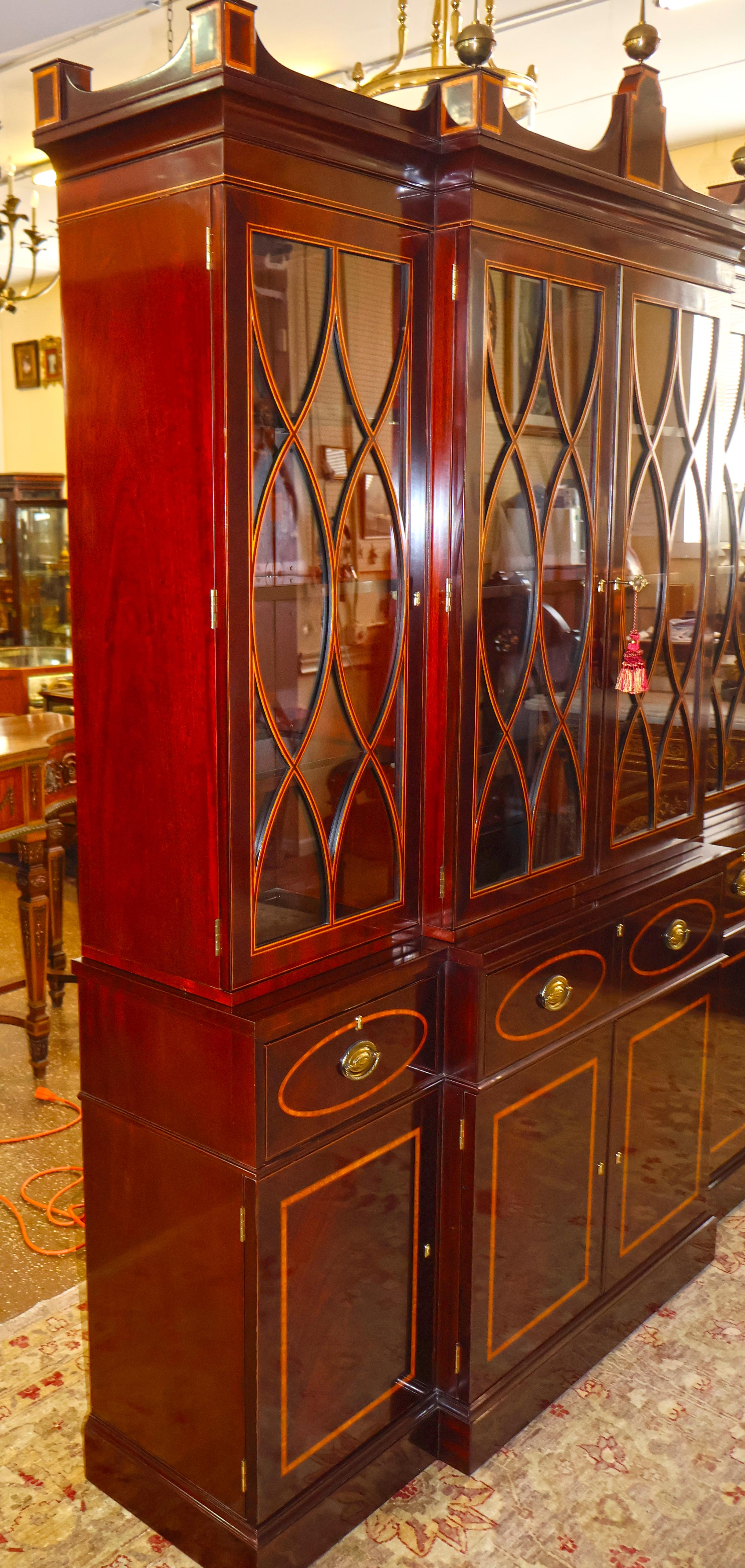 Kindel Winterthur Collection Acajou Marqueterie Bibliothèque Cabinet de Chine Breakfront Bon état - En vente à Long Branch, NJ