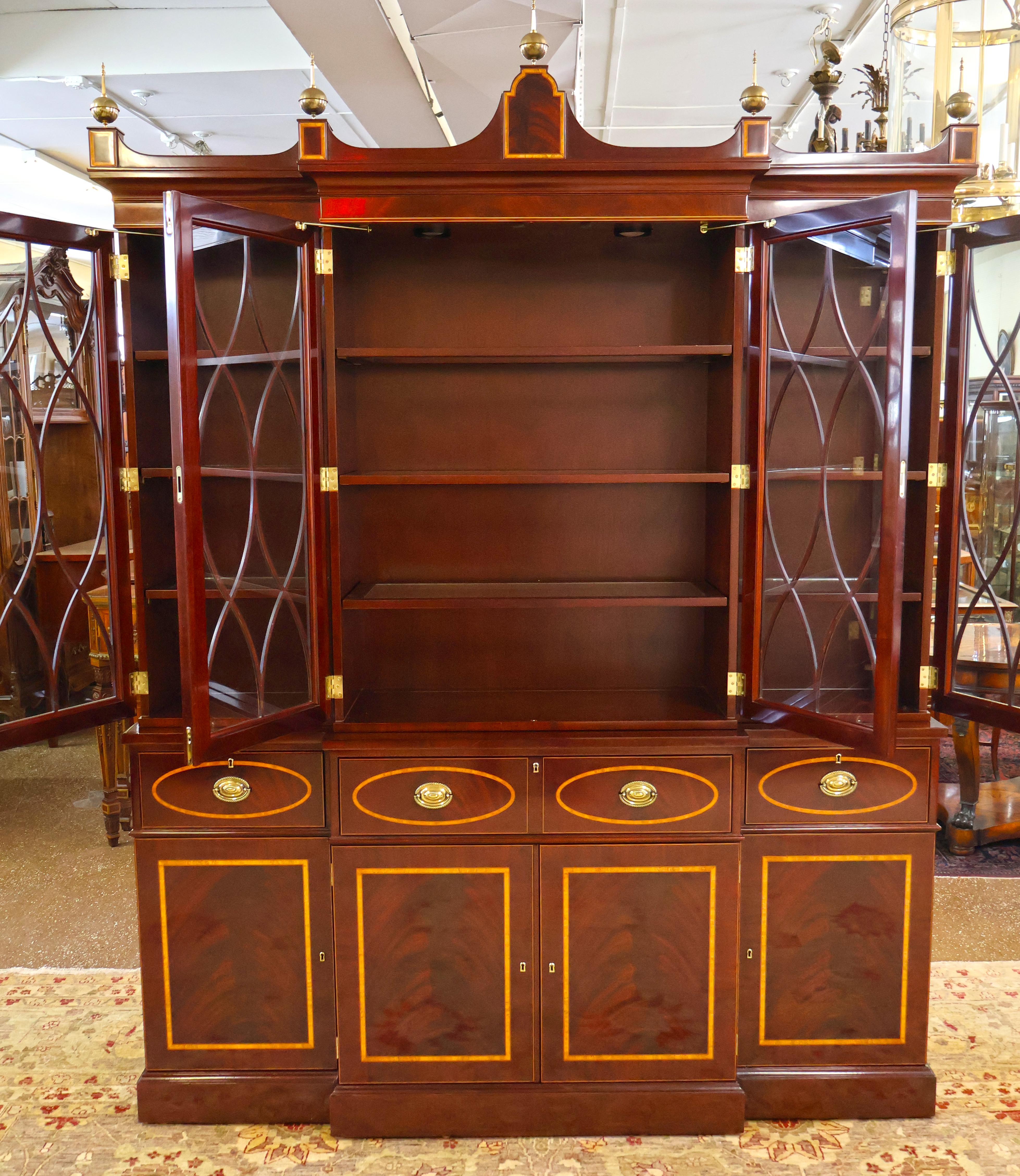 Verre Kindel Winterthur Collection Acajou Marqueterie Bibliothèque Cabinet de Chine Breakfront en vente
