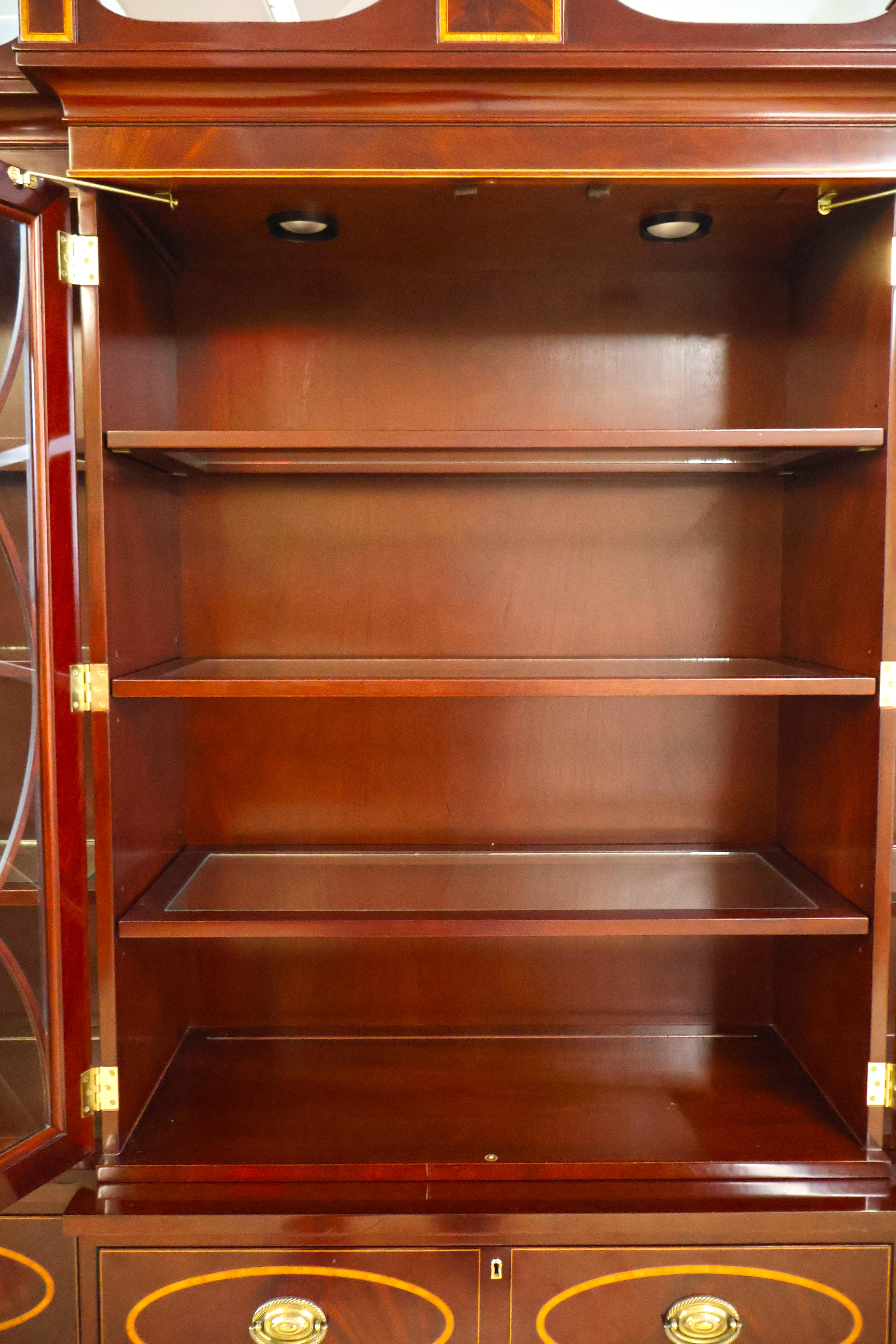Kindel Winterthur Collection Acajou Marqueterie Bibliothèque Cabinet de Chine Breakfront en vente 1