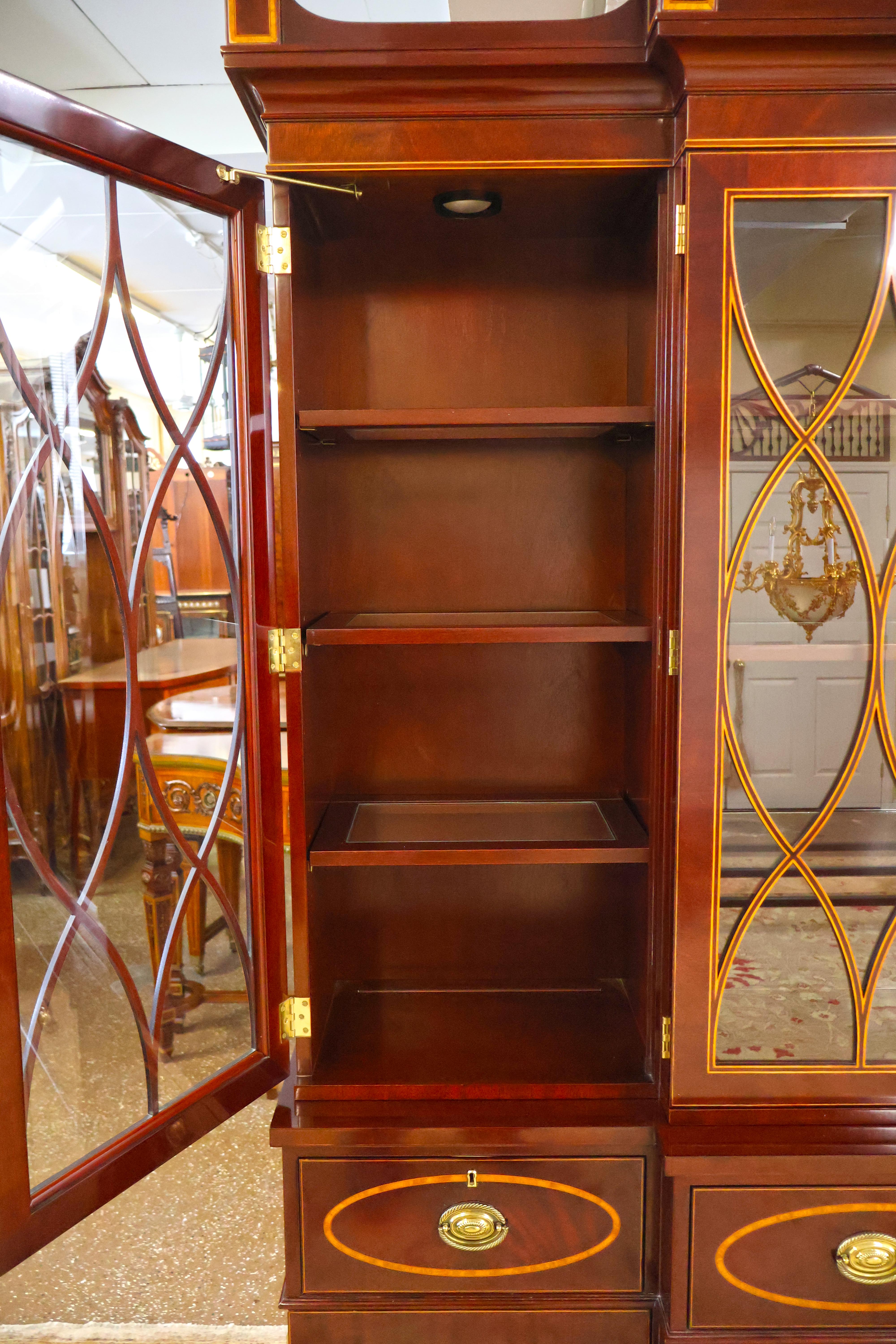 Kindel Winterthur Collection Acajou Marqueterie Bibliothèque Cabinet de Chine Breakfront en vente 2