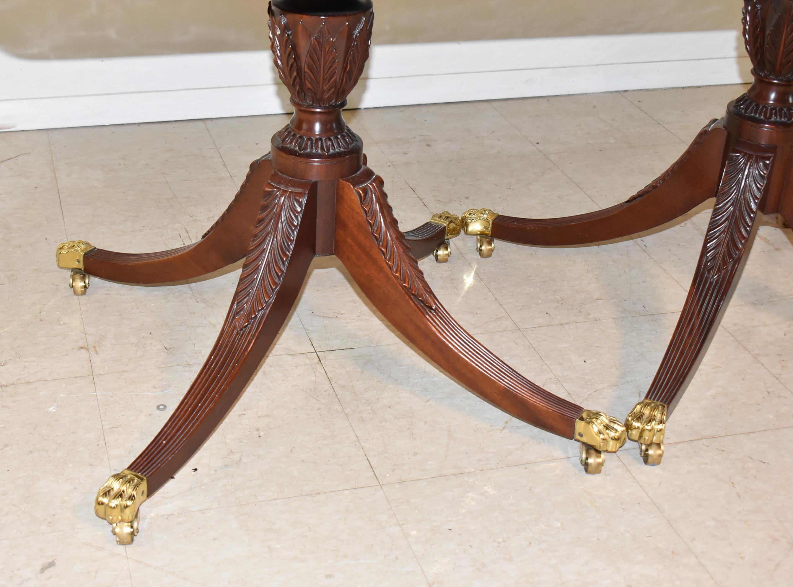 Table de salle à manger Kindel Winterthur en acajou avec coins festonnés Bon état - En vente à Toledo, OH