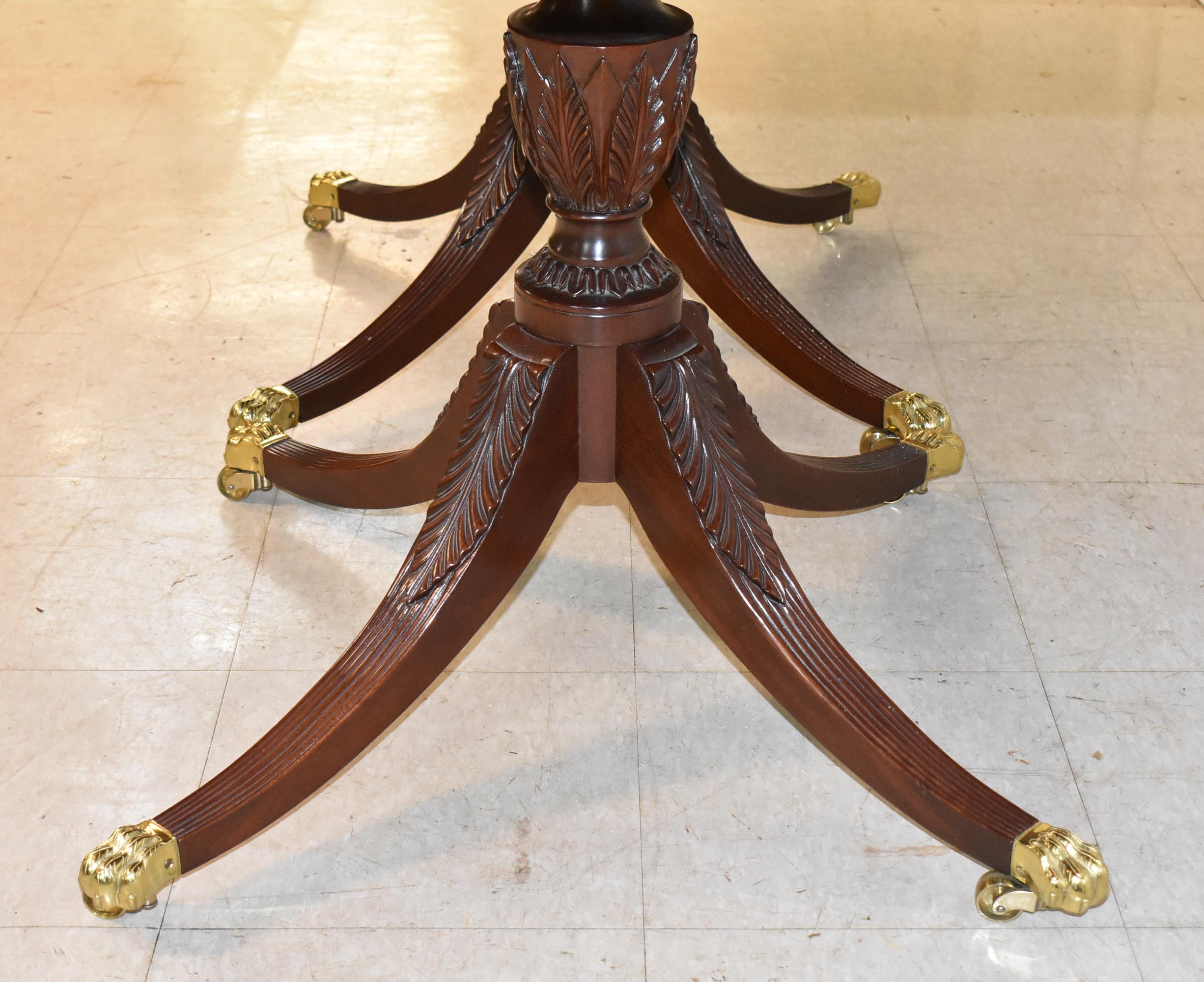 20ième siècle Table de salle à manger Kindel Winterthur en acajou avec coins festonnés en vente