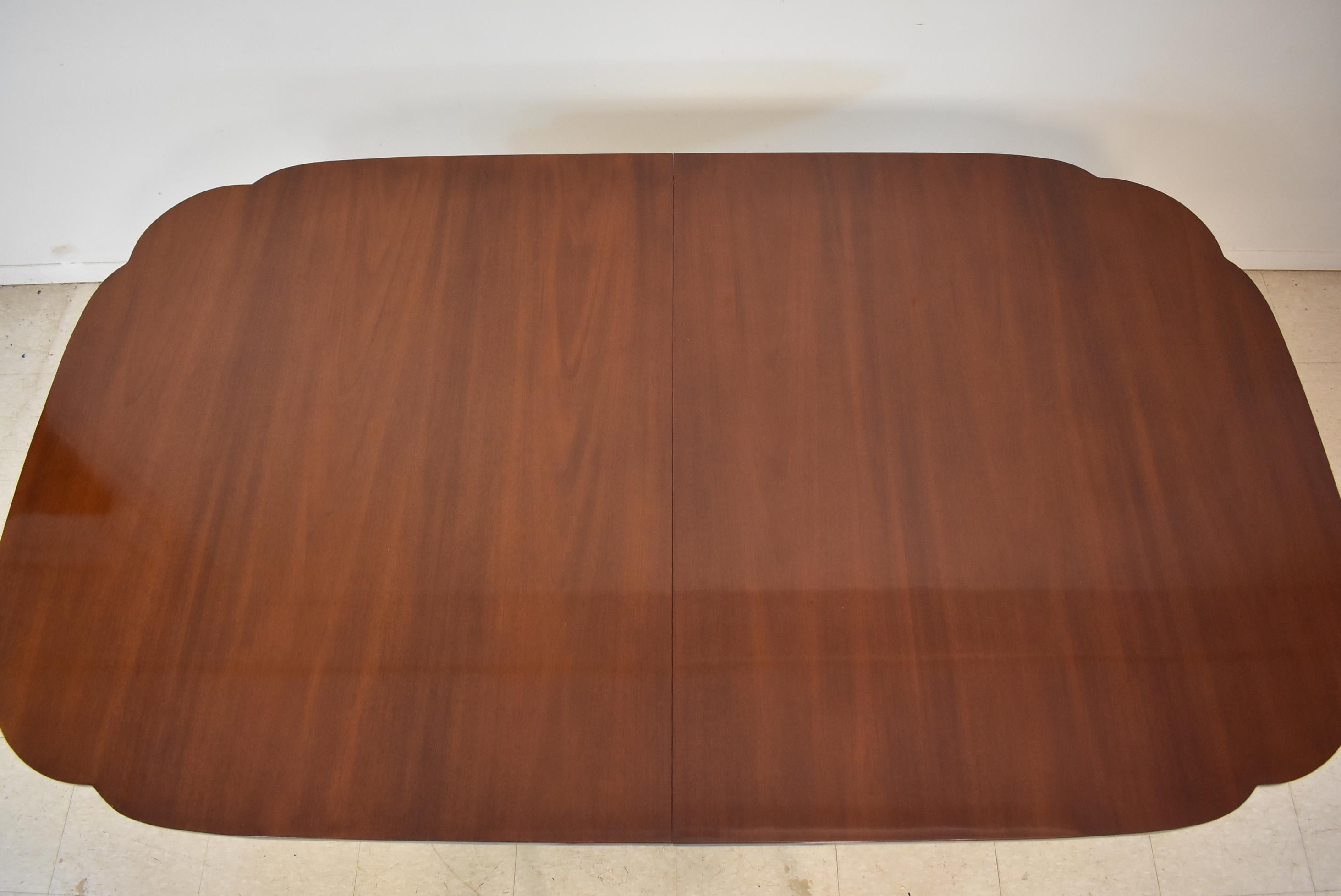 Acajou Table de salle à manger Kindel Winterthur en acajou avec coins festonnés en vente
