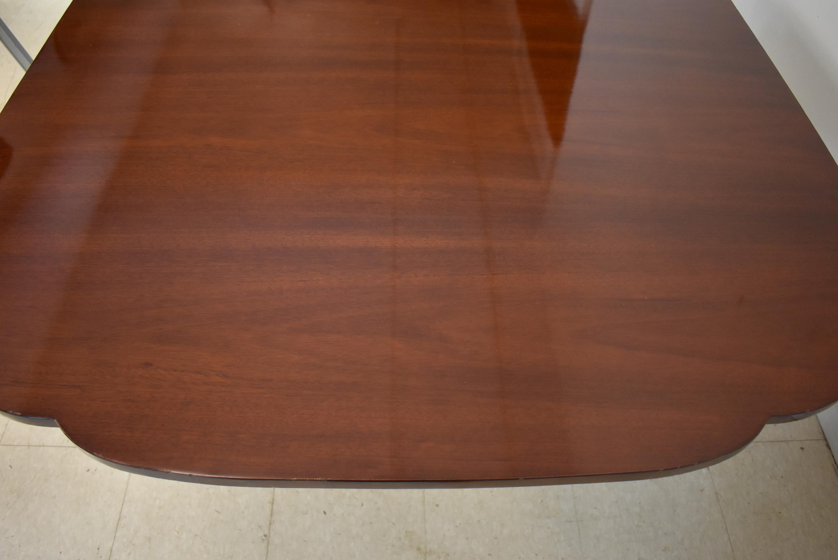 Table de salle à manger Kindel Winterthur en acajou avec coins festonnés en vente 1