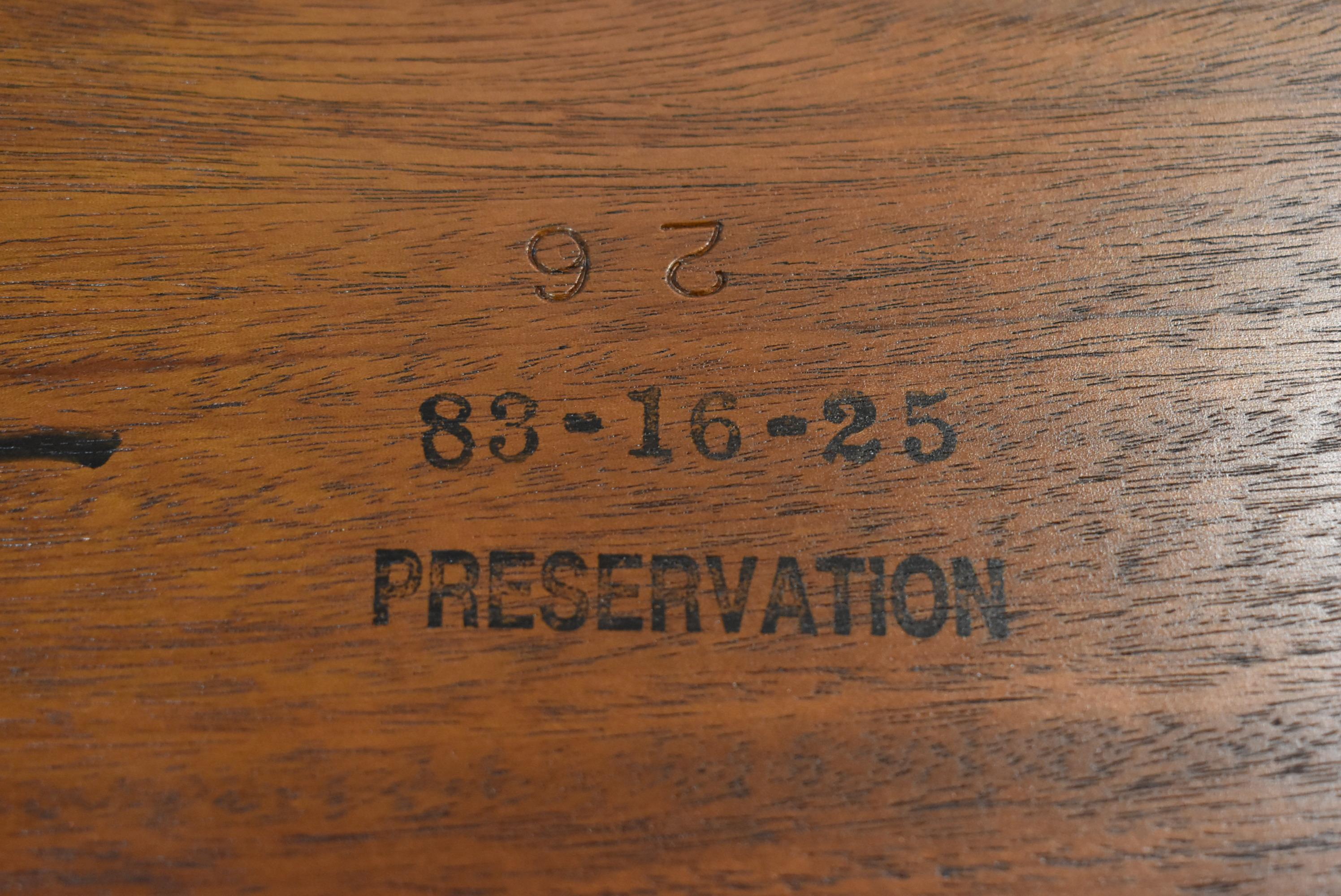 Table de salle à manger Kindel Winterthur en acajou avec coins festonnés en vente 2
