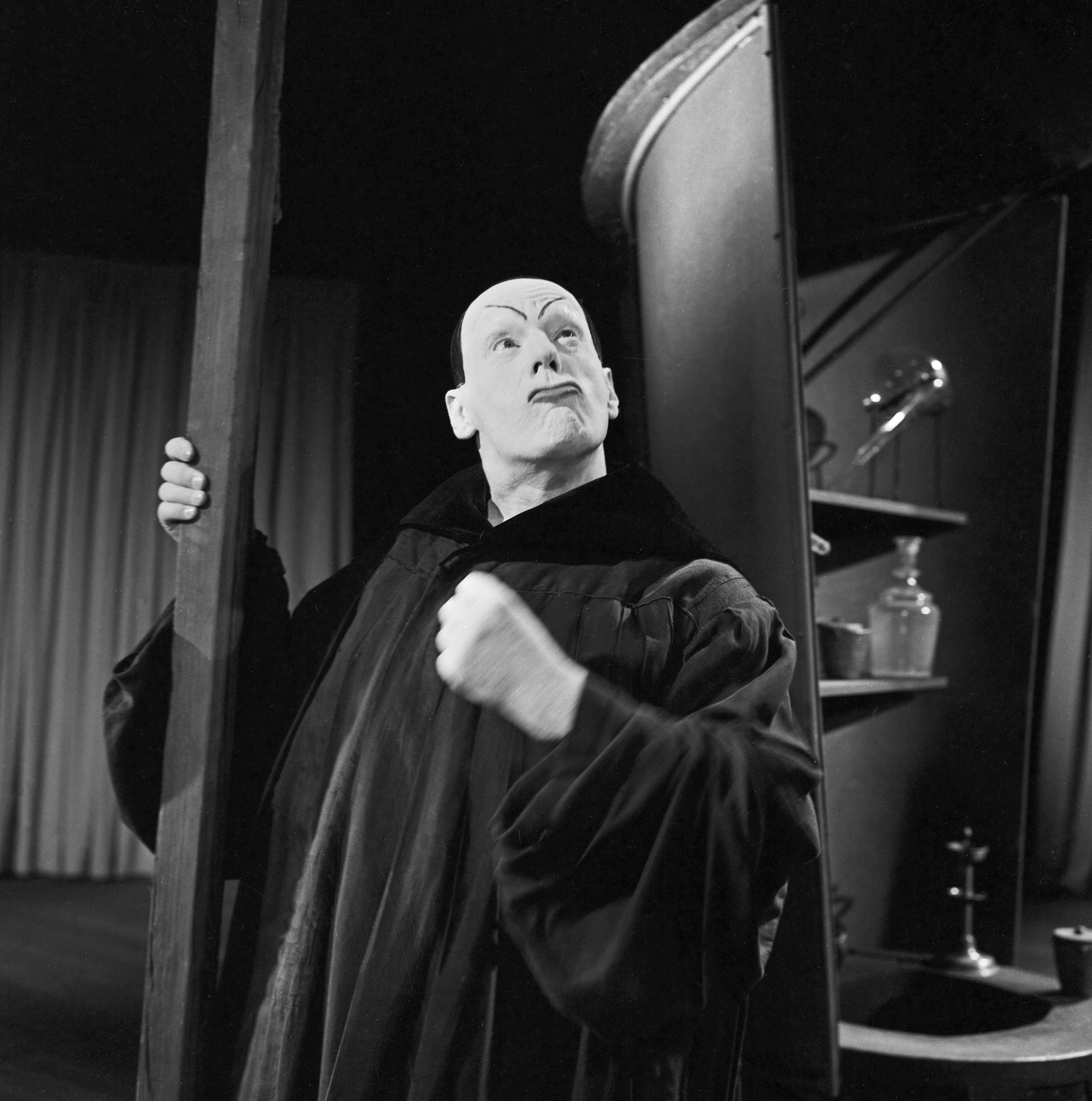Portrait Photograph Kindermann - Vendre votre âme - Mephisto s'exerçant à Faust