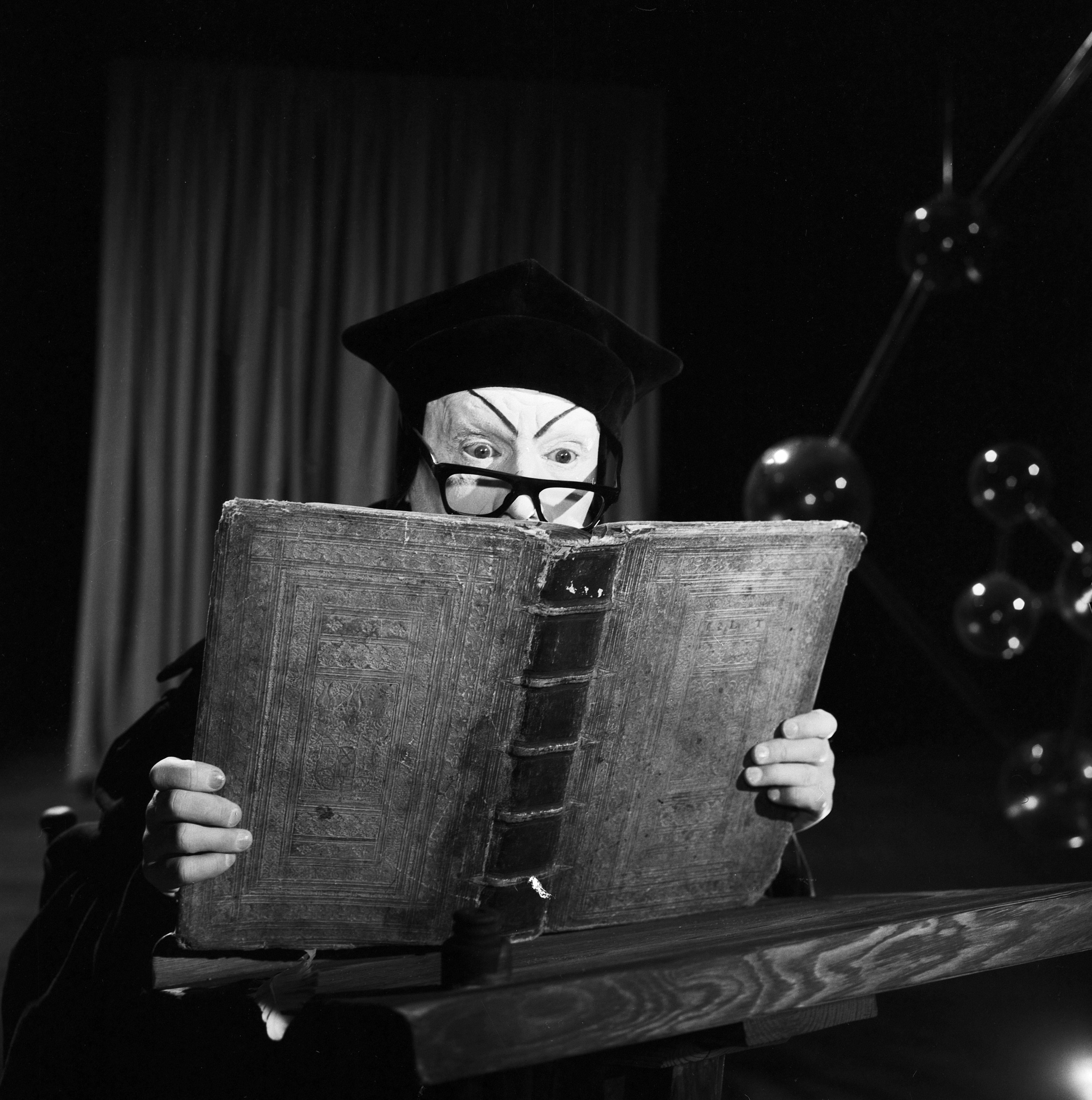 Black and White Photograph de Kindermann - Vende tu alma - Mefisto actuando en Fausto