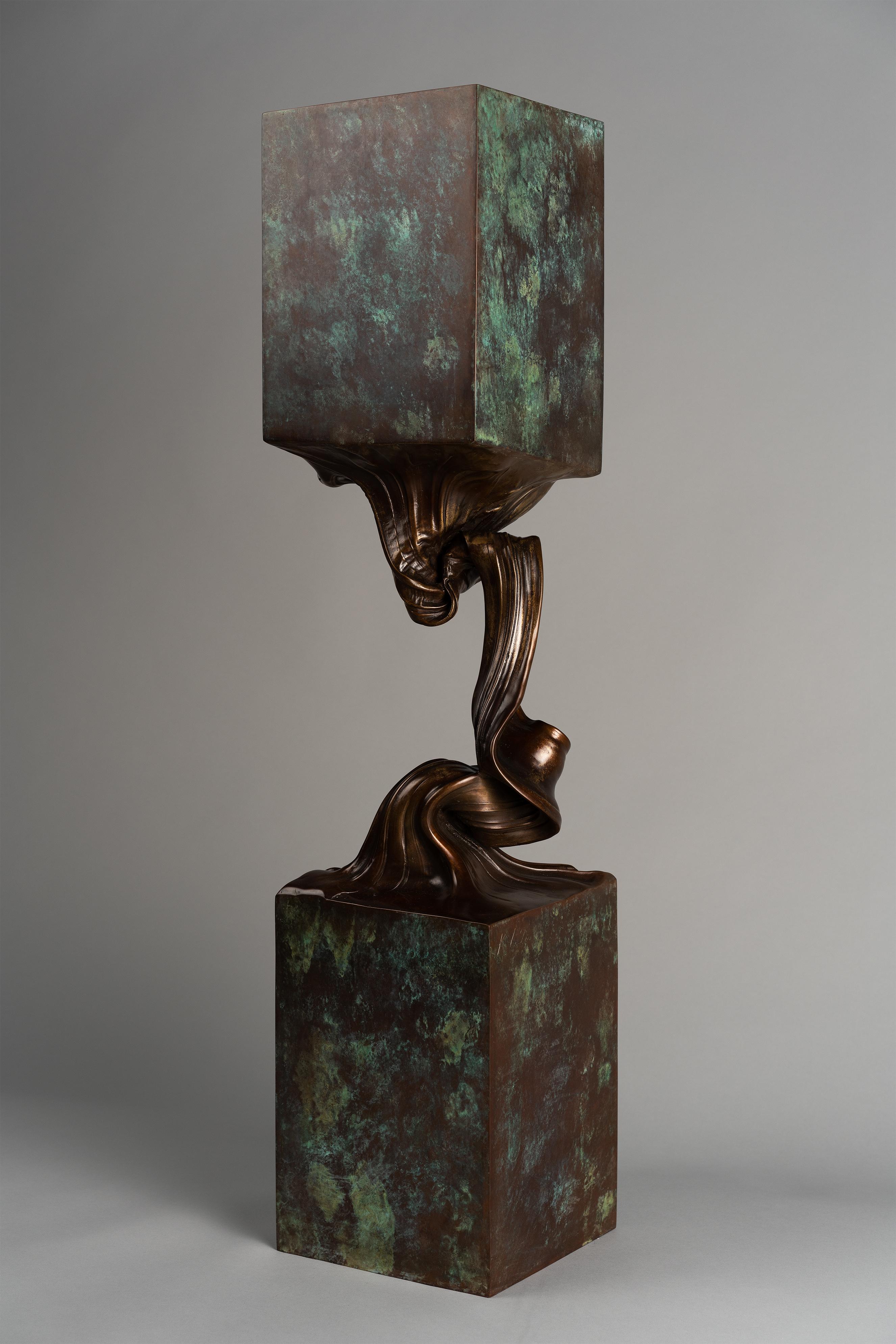 Scultura Kinesis di Kris Lamba Studio
Dimensioni: L 30 x P 30 x H 75 cm
Materiali: Bronzo lucido.
Peso: 25 Kg.

Kris Lamba è nata a Londra nel 1984. Crea sculture di grandi e piccole dimensioni, dipinti e design da collezione basato su edizioni.