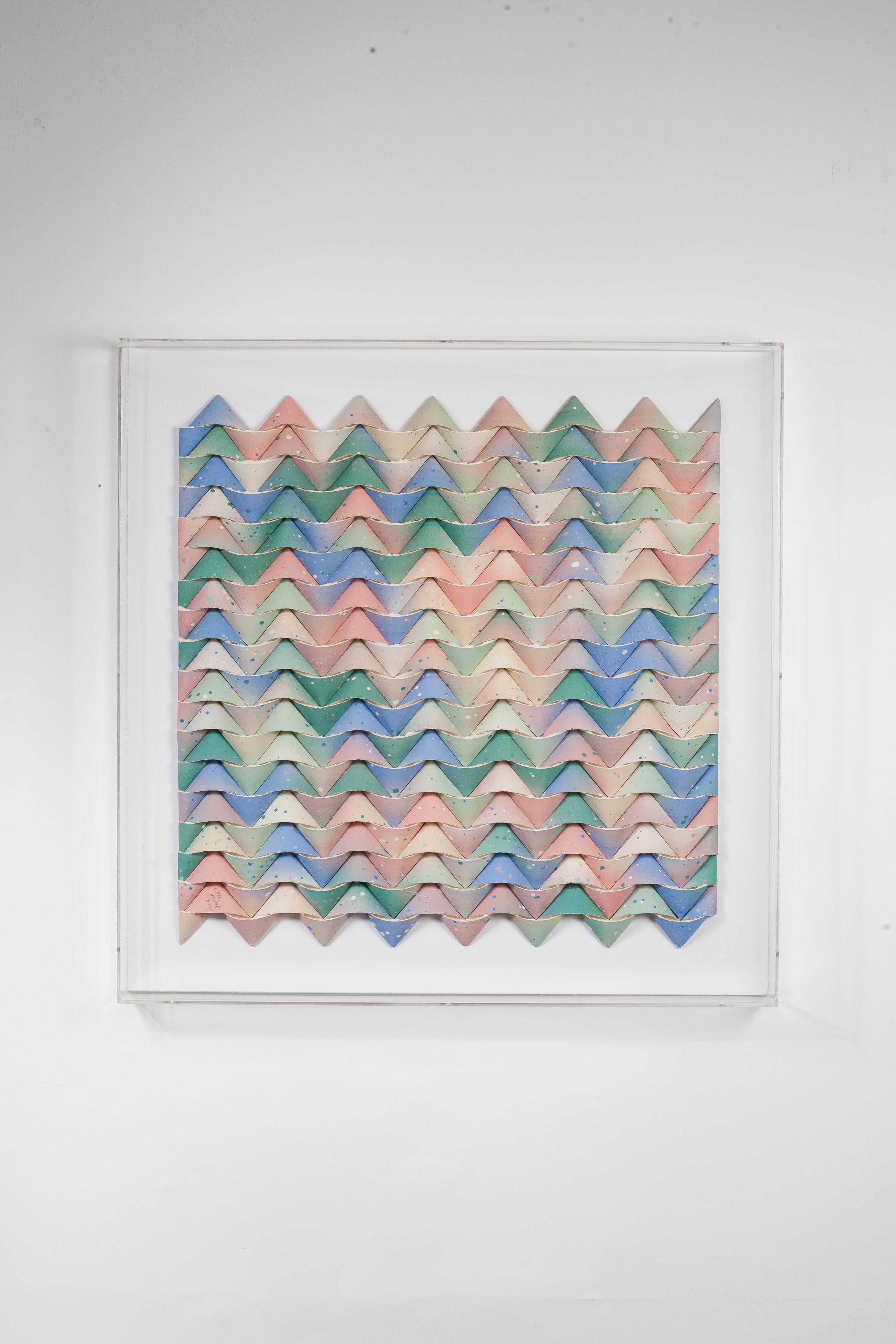 Amazing kinetic atwork by Joanne Casey, USA 1988
Painting on canvas in a plexiglass box.
Very decorative, the pastel colors are beautiful. 