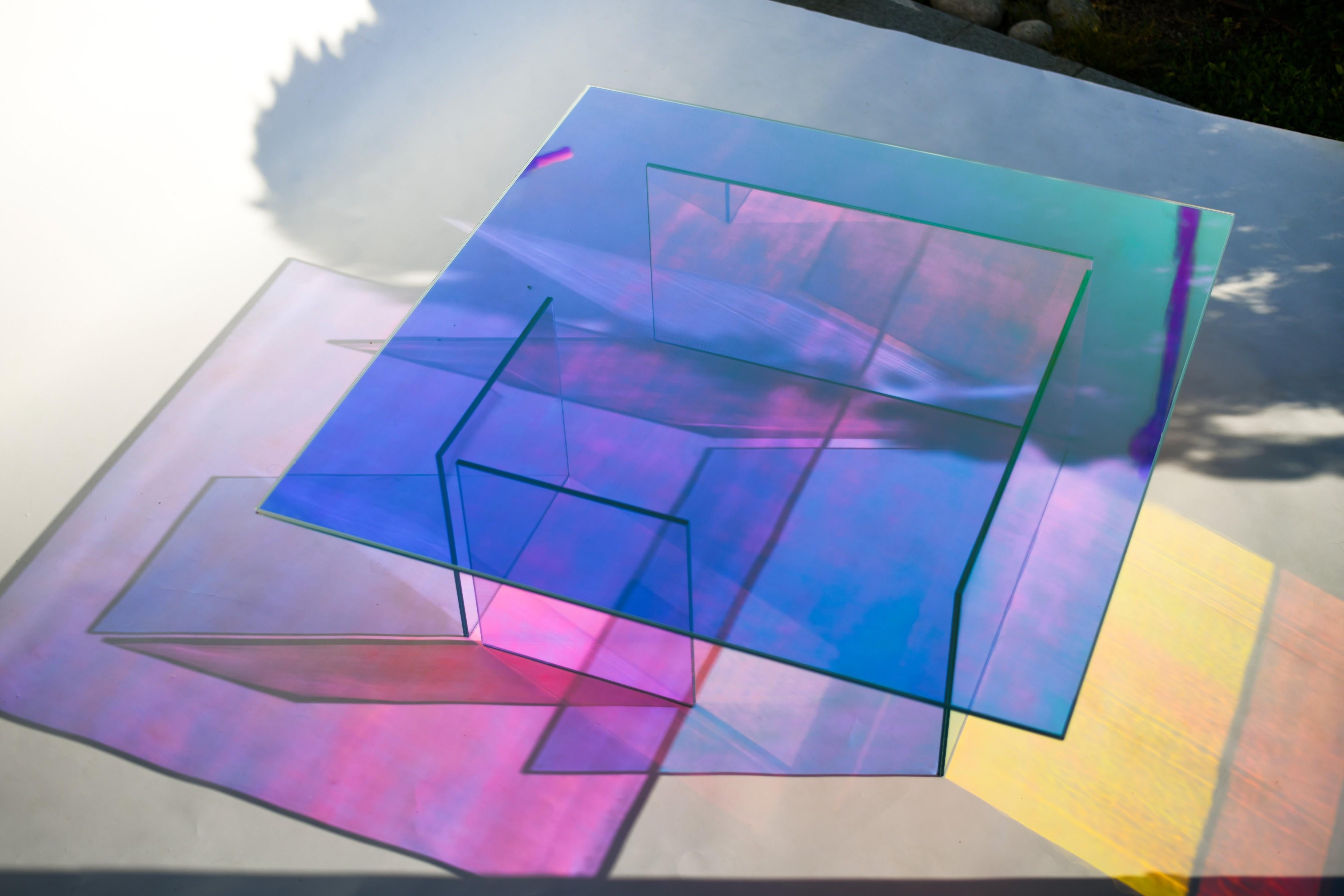 Kinetische farben glas tisch von Brajak Vitberg
MATERIALIEN: Glas, dichroitische Folie
Abmessungen: 120 x 120 x 40 cm

Bijelic und Brajak sind zwei Architekten aus Ljubljana, Slowenien.
Sie sind bestrebt, handwerkliche Elemente zu entwerfen und