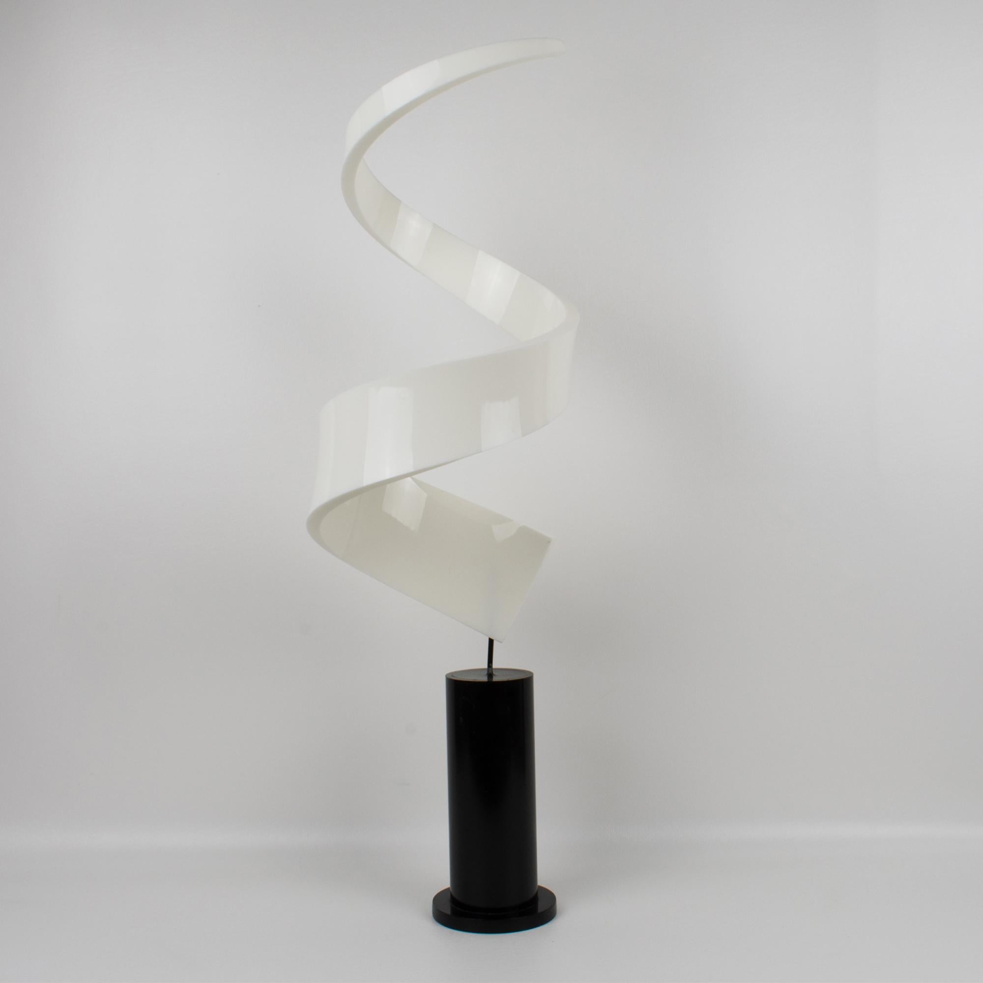 Kinetische Obelisk-Skulptur aus Lucit-Plexiglas, um 1970 im Angebot 4