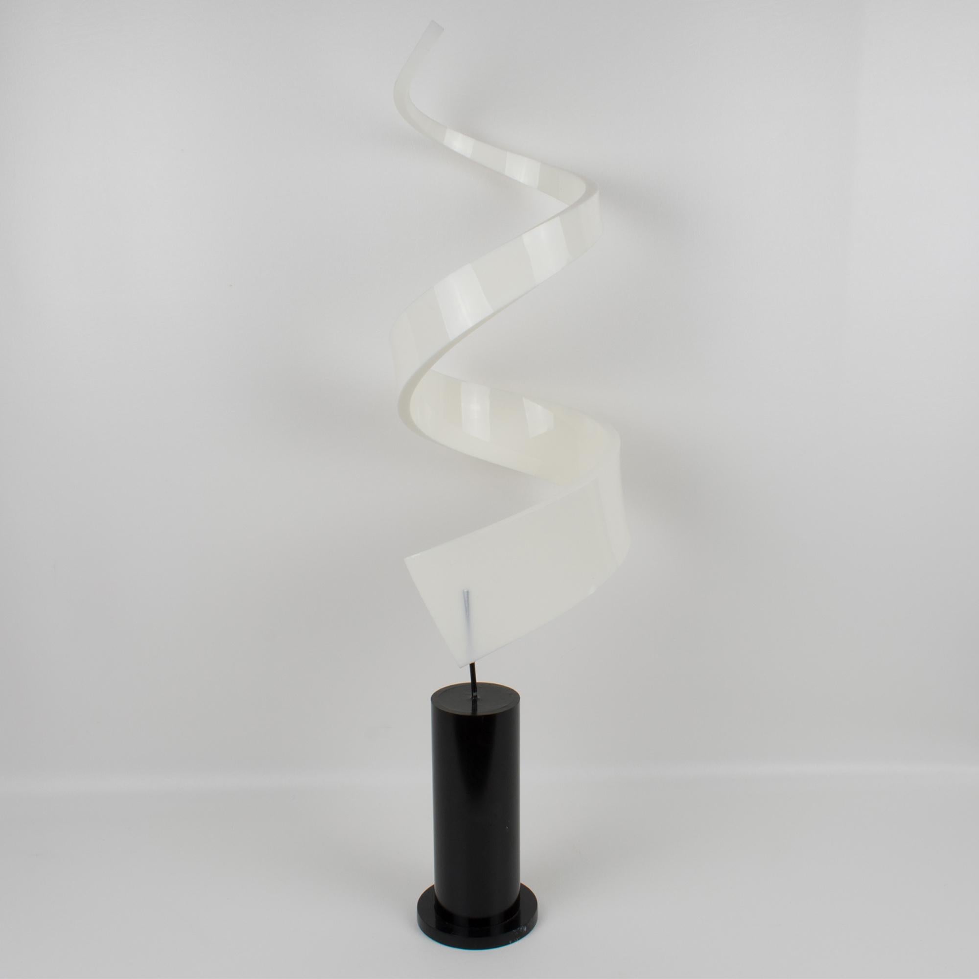 Kinetische Obelisk-Skulptur aus Lucit-Plexiglas, um 1970 (Acryl) im Angebot