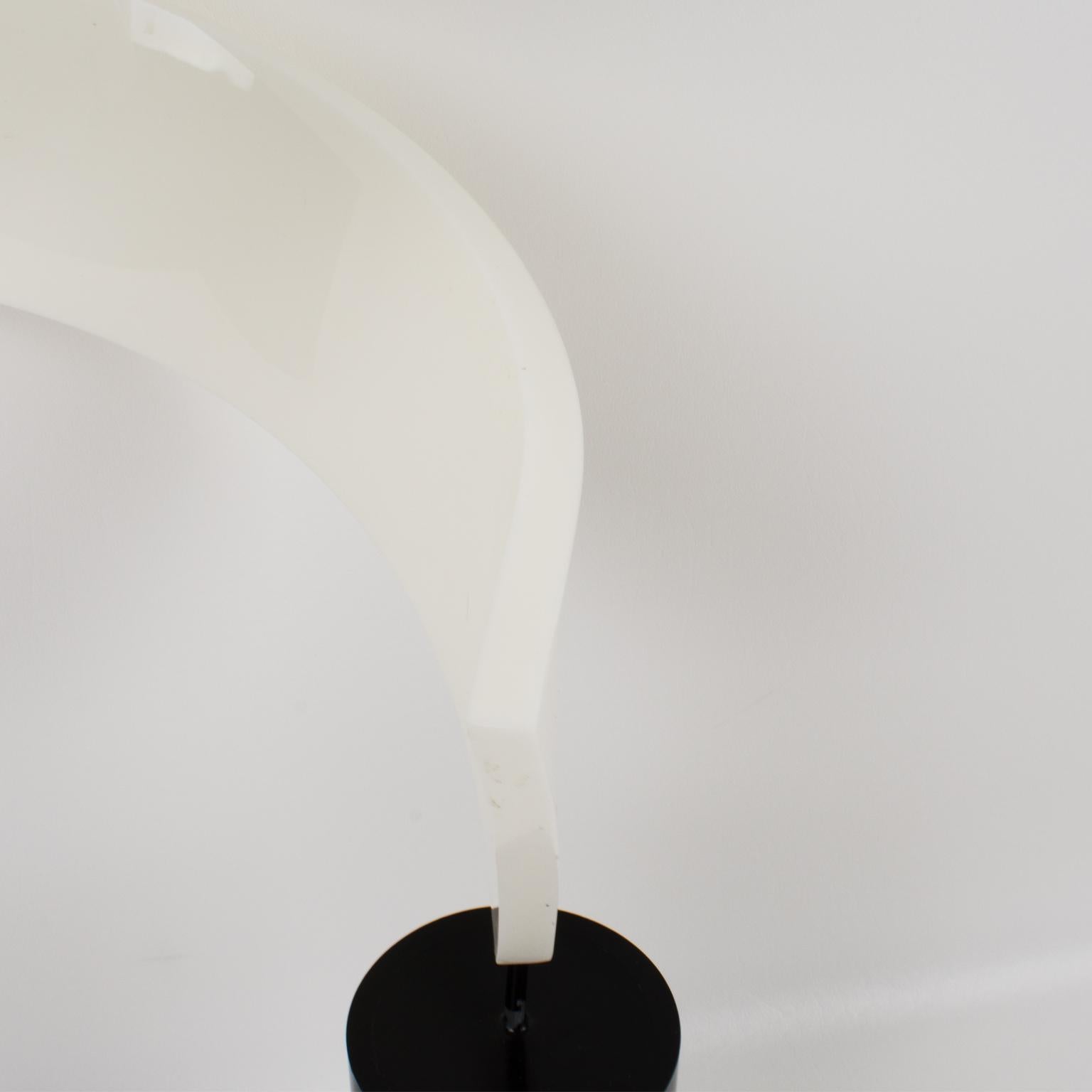 Kinetische Obelisk-Skulptur aus Lucit-Plexiglas, um 1970 im Angebot 2