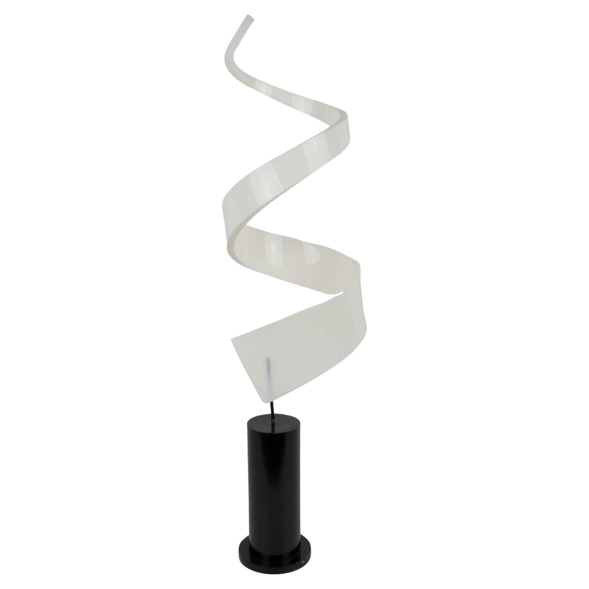 Kinetische Obelisk-Skulptur aus Lucit-Plexiglas, um 1970 im Angebot