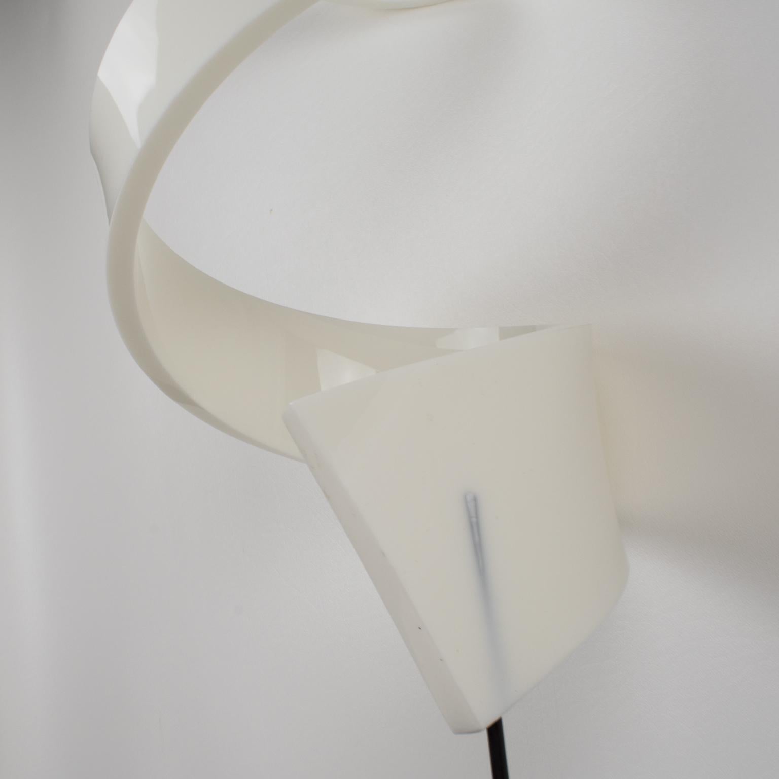 Scultura obelisco cinetico in lucite e plexiglass in vendita 3
