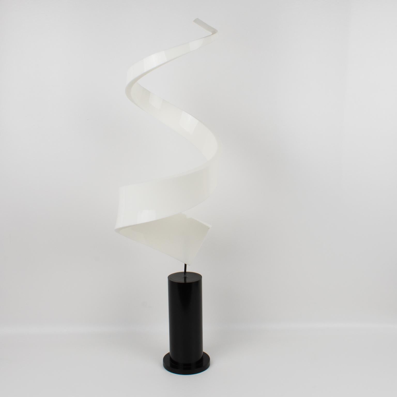 Scultura obelisco cinetico in lucite e plexiglass in vendita 5