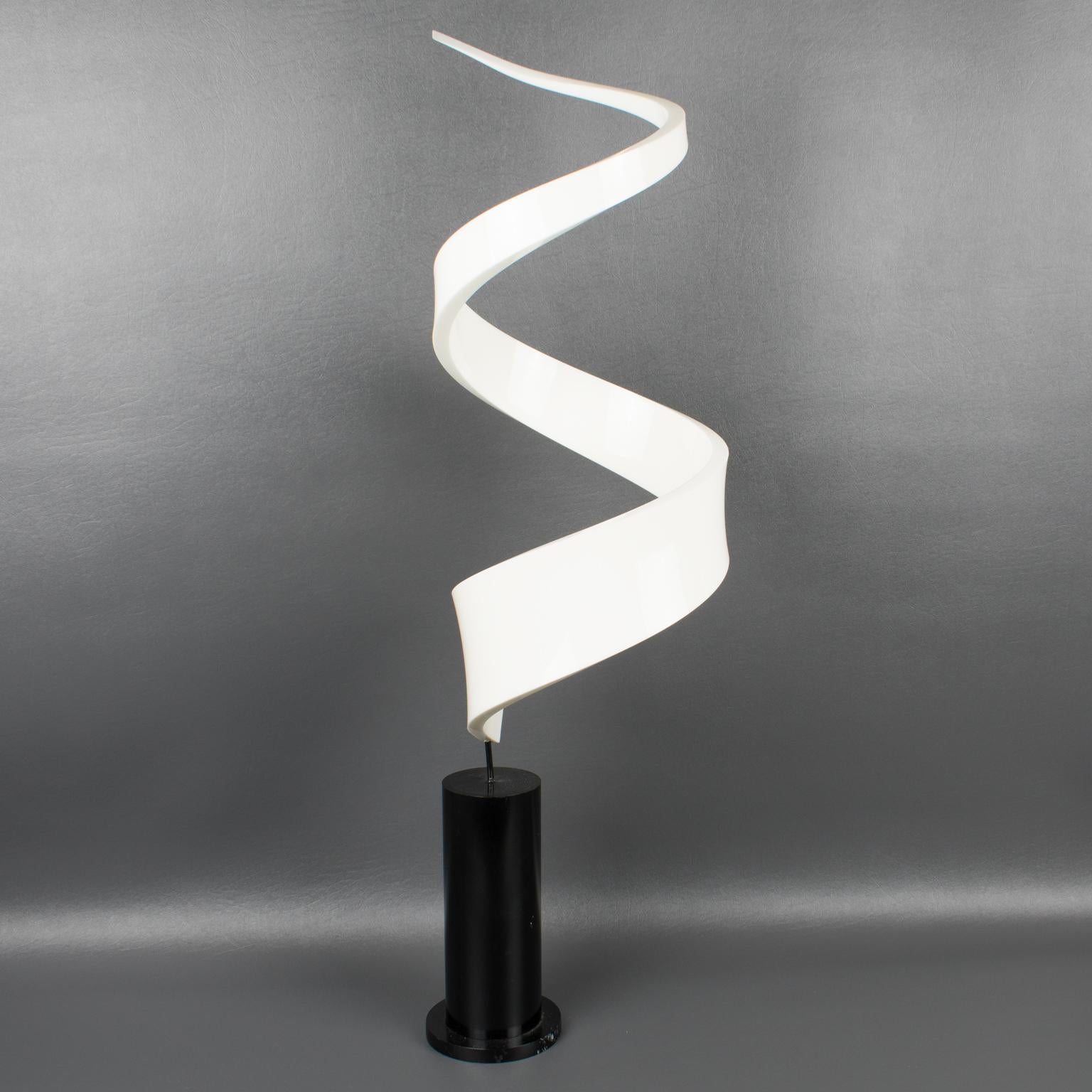 Mid-Century moderno Scultura obelisco cinetico in lucite e plexiglass in vendita