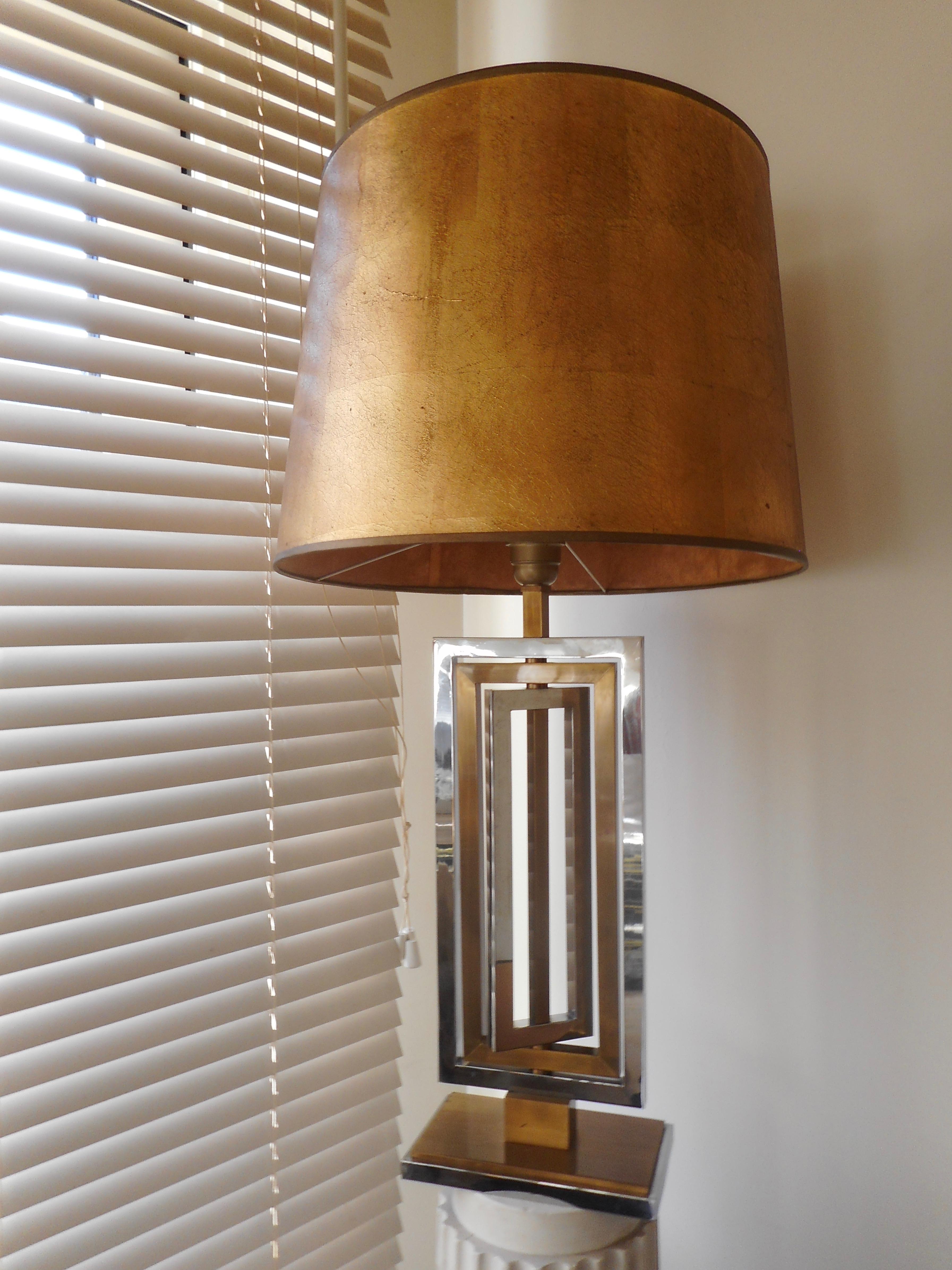 Two-tones brass and chrome geometric table lamp by Maison Jansen.
The adjustable rectangular metal rods are rotating.
By Maison Jansen, France 1970.