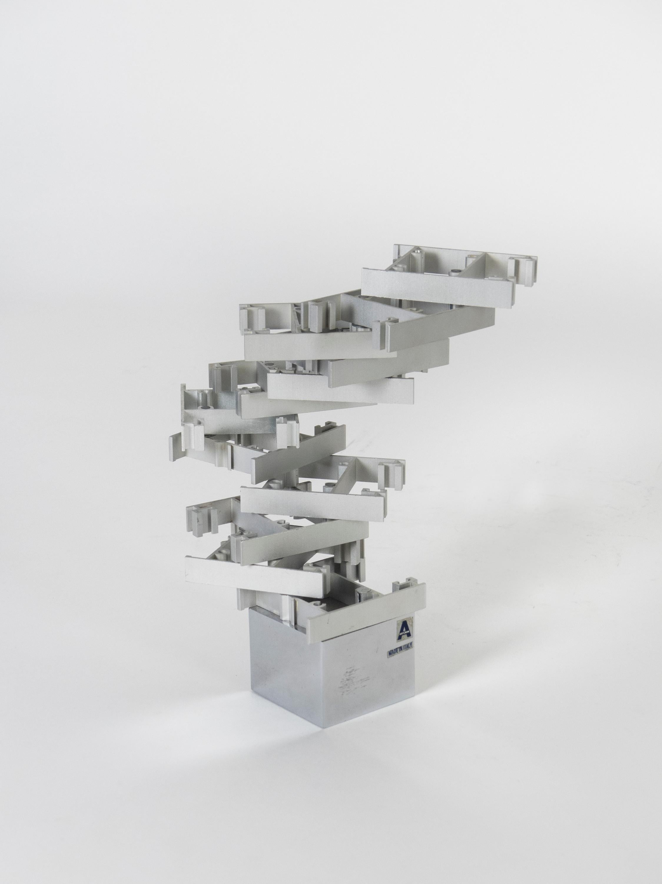 Kinetische abstrakte Mobile-Stier-Skulptur „Stier 4“ von Otto Monestier & Paolo Tilche (Italienisch) im Angebot