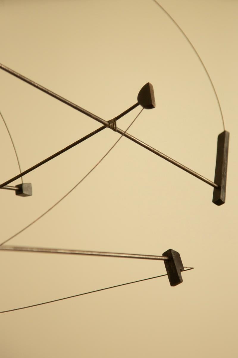 Questo elegante pezzo a sospensione di Arnaud Bazille, noto come BAZ, unisce un design minimalista a un'espressione scultorea. Mobil lunaire presenta una delicata disposizione di aste e fili di tensione che creano ampie curve orbitali nello spazio,