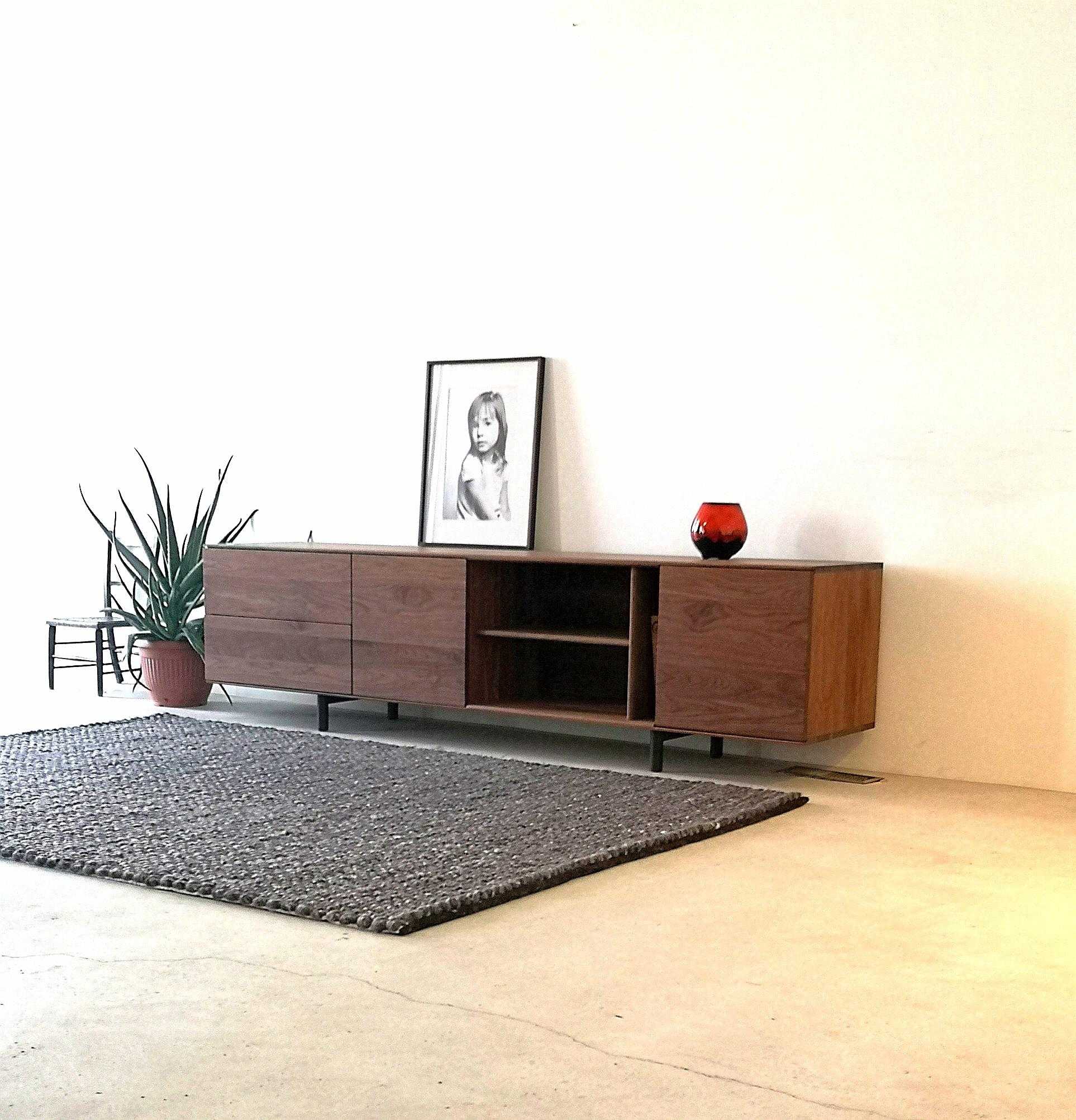 Kinetisches modernes Sideboard aus massivem Hartholz / Anrichte (Moderne) im Angebot