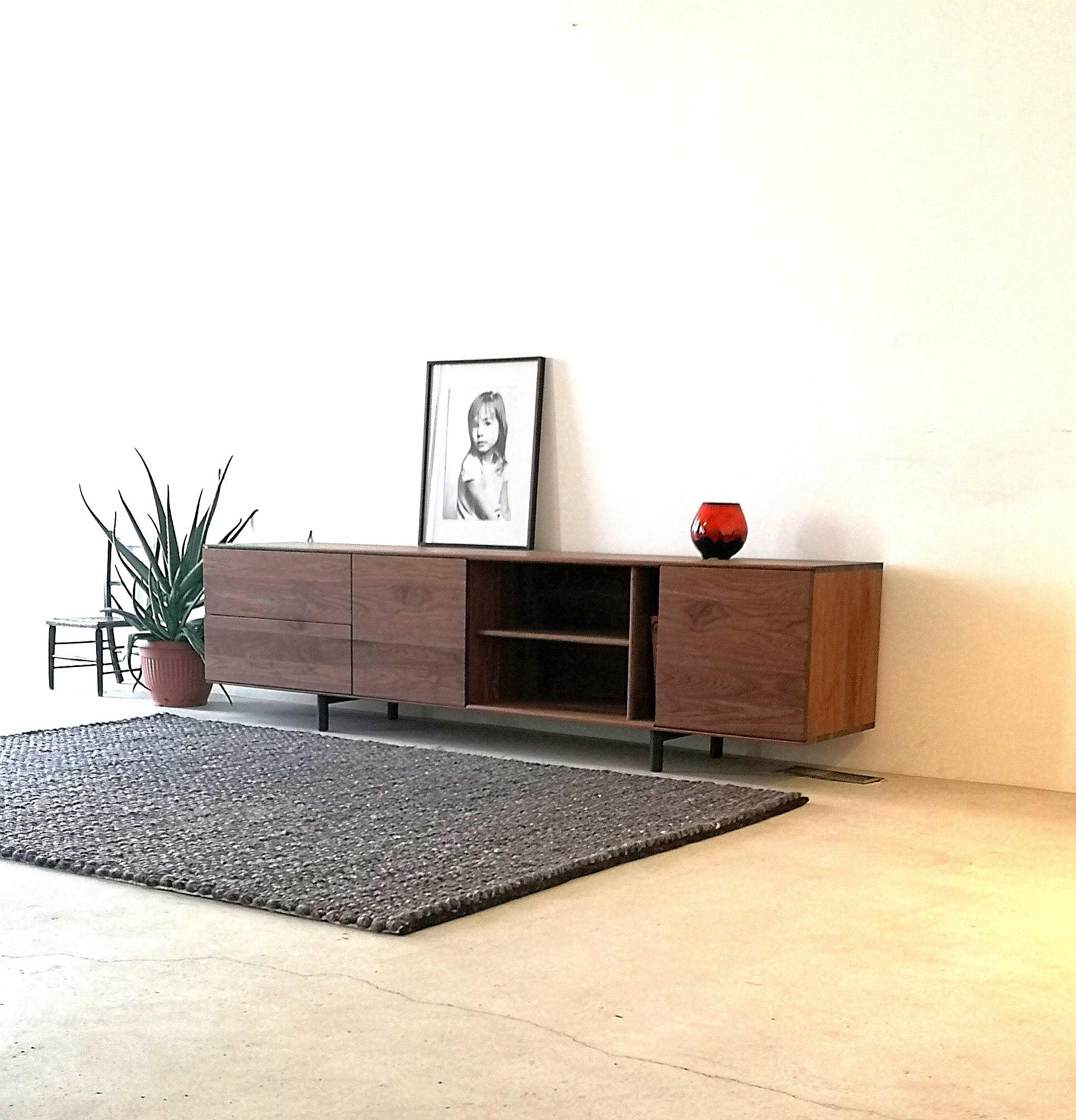 Fatto a mano Credenza moderna in legno massello Kinetic in vendita