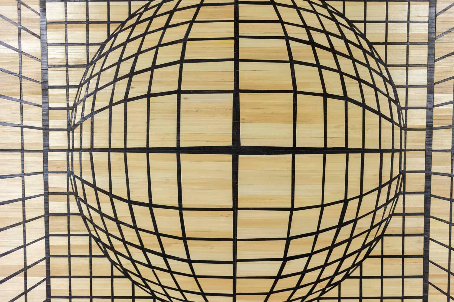 Marianne Leal, signed.

Kinetic art panel in straw marquetry representing a sphere. Contemporary French craftsmanship.