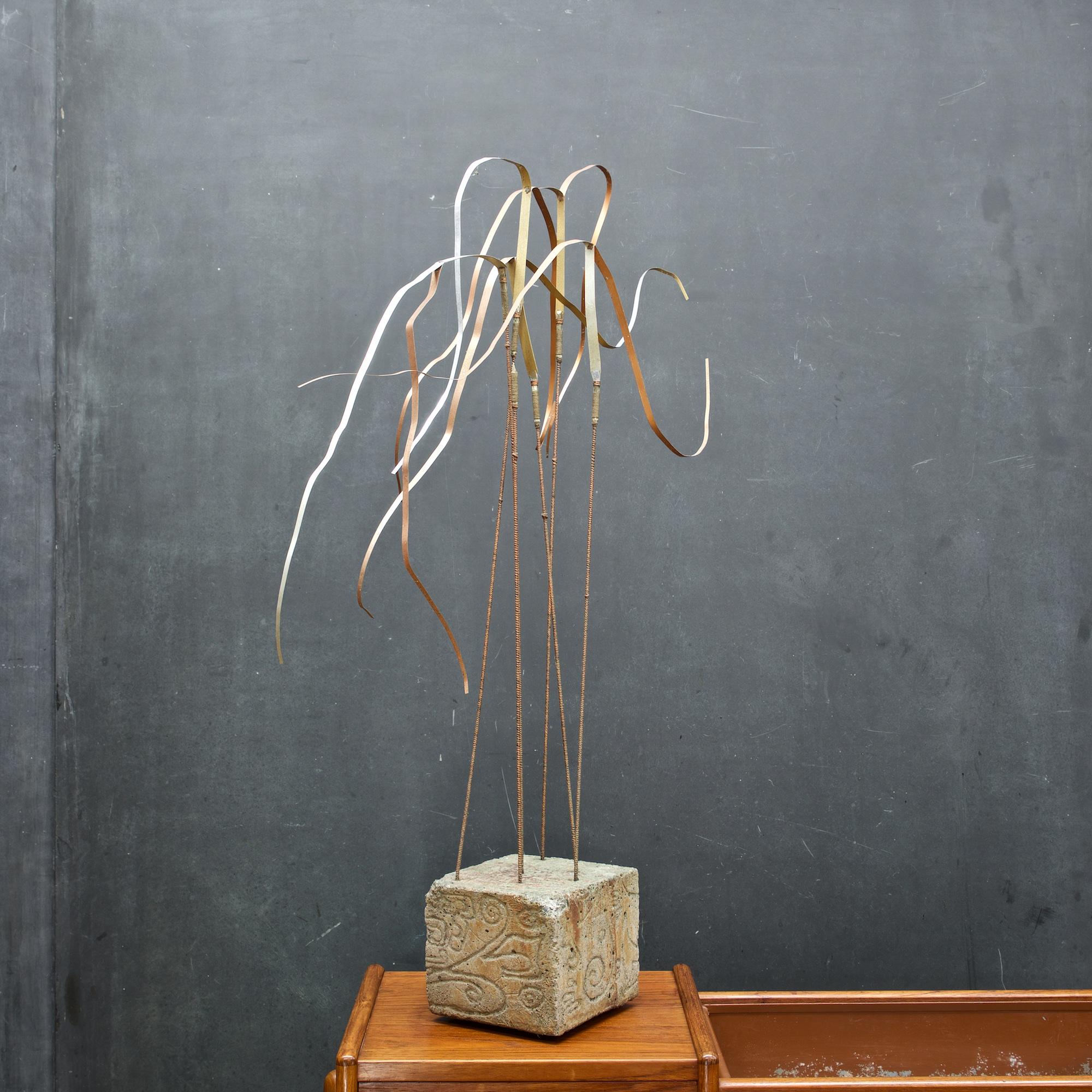 Mid-Century moderno Scultura cinetica di canne incise con base in cemento Vintage 1950 Studio A in vendita