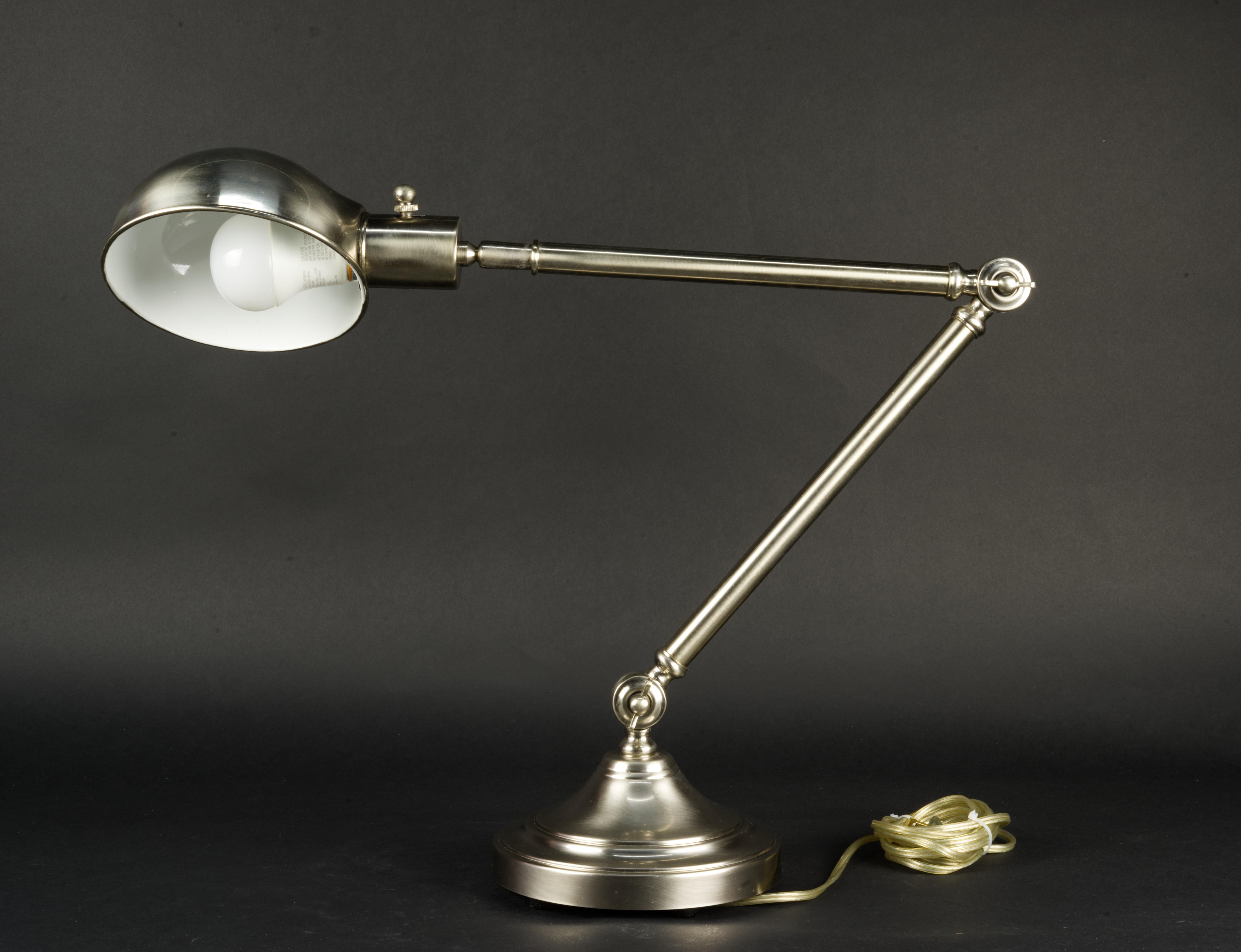 Américain  Lampe de bureau cinétique Robert Abbey en chrome brossé modèle n° 1500 en vente