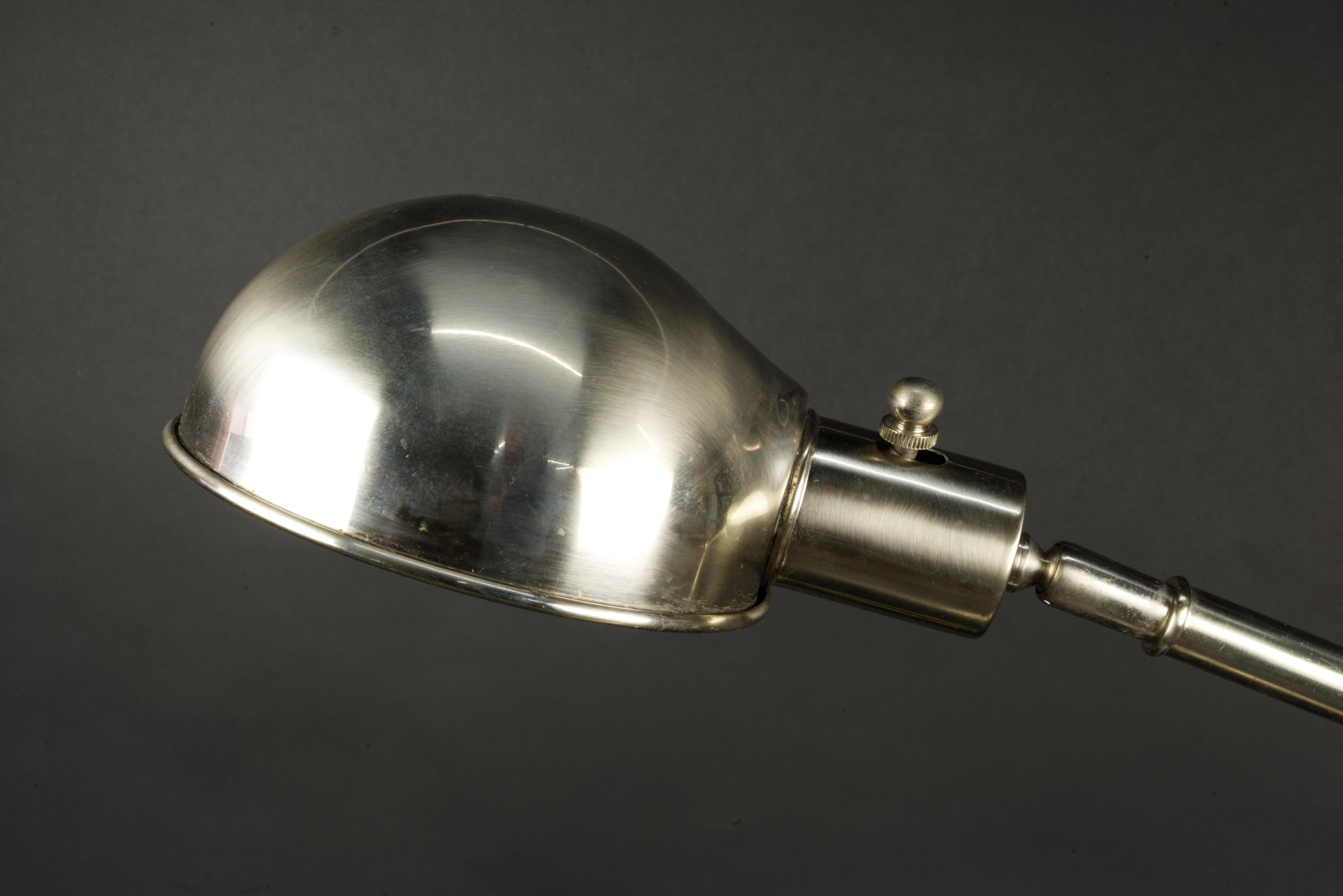 XXIe siècle et contemporain  Lampe de bureau cinétique Robert Abbey en chrome brossé modèle n° 1500 en vente