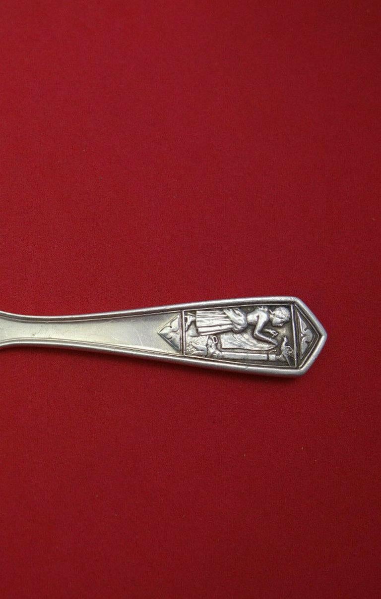 Sterling silver baby knife with queen 5