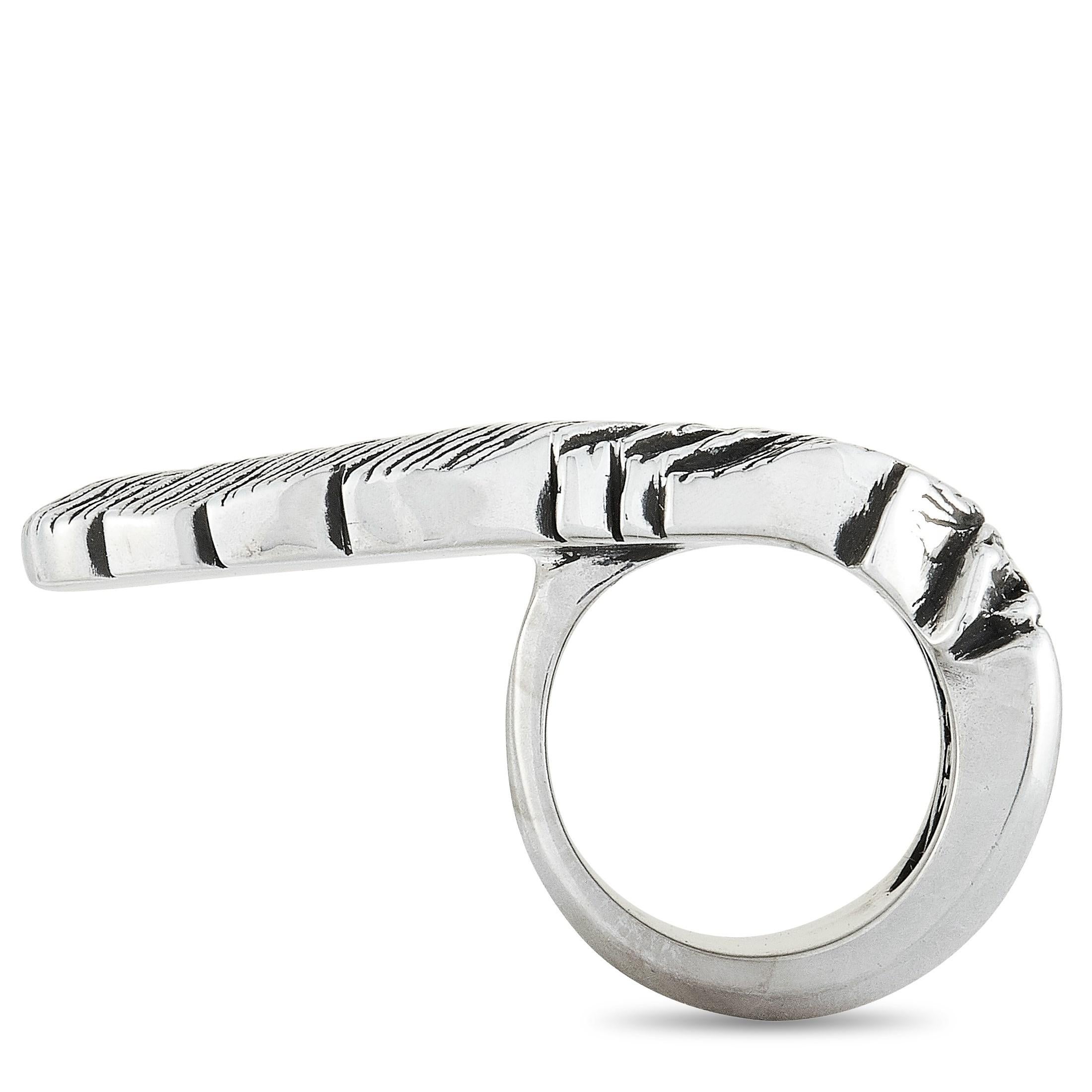 The King Baby “Raven Feather” ring is crafted from silver and weighs 34 grams. The ring boasts a band thickness of 10 mm and a top height of 5 mm, while the top dimensions measure 40 by 14 mm.

This item is offered in brand-new condition and