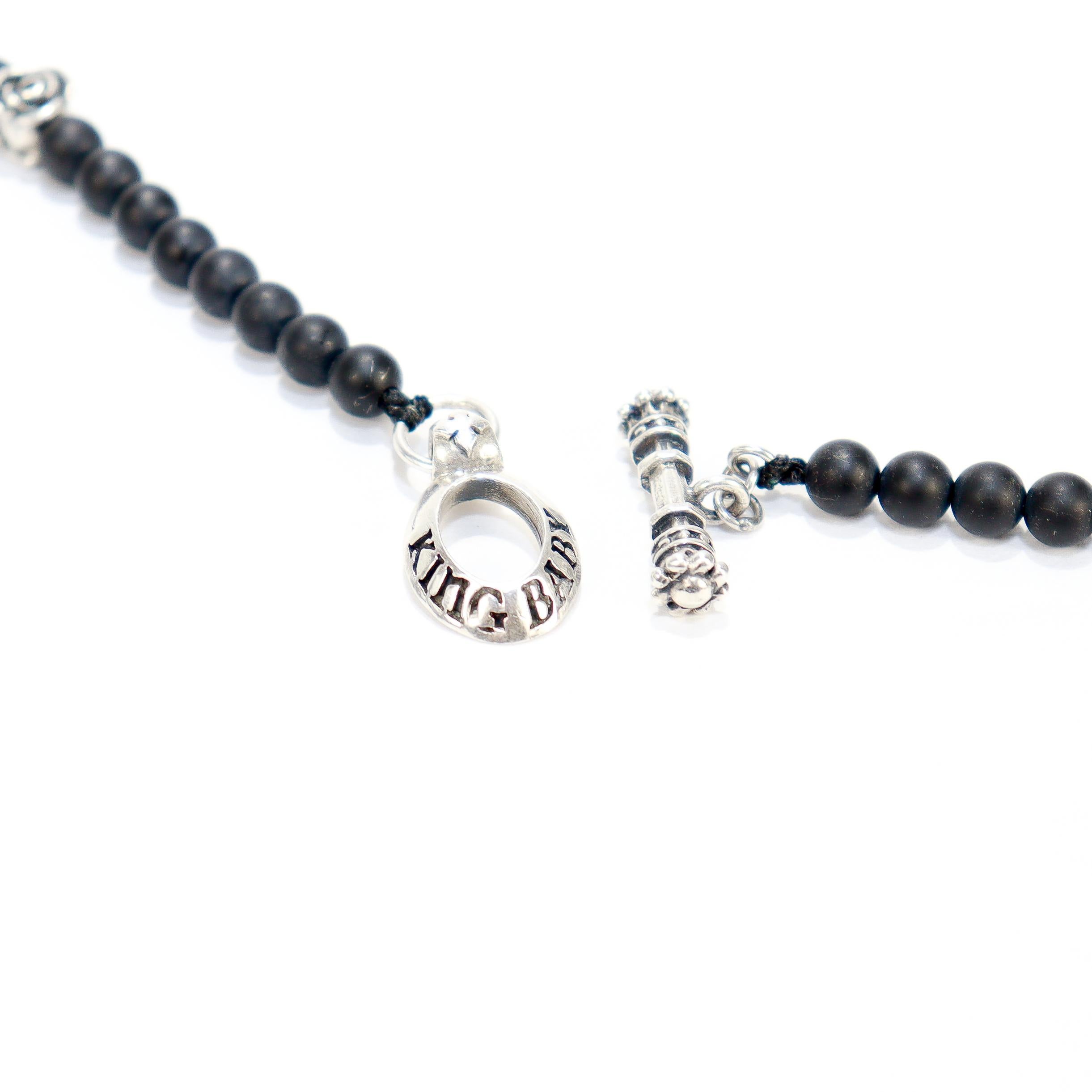 Chapelet King Baby avec perles en onyx, tête de mort en argent et croix traditionnelle en vente 12