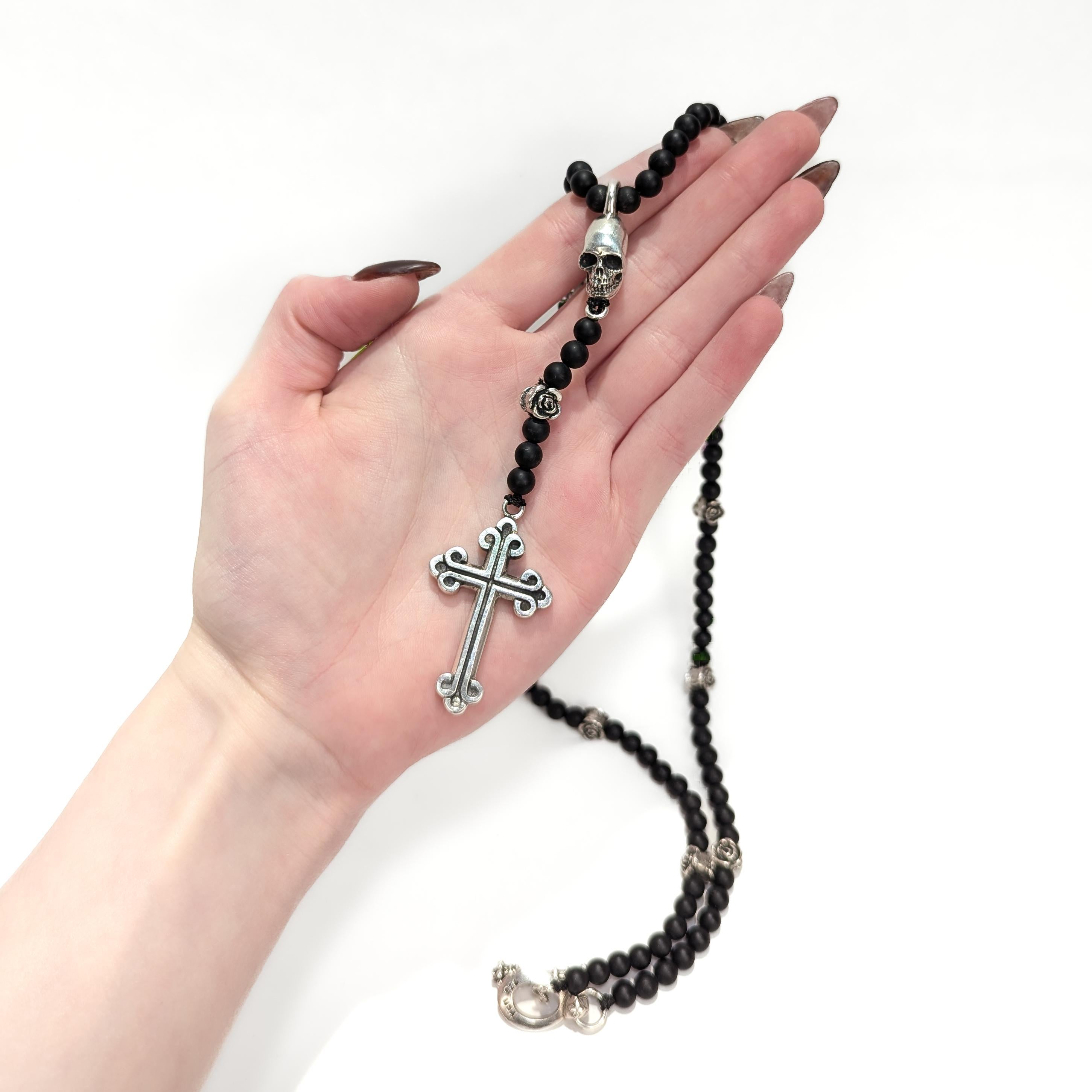 Perle Chapelet King Baby avec perles en onyx, tête de mort en argent et croix traditionnelle en vente