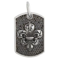 Pendentif étiquette de chien Fleur-de-Lis en argent et diamants noirs en forme de roi bébé