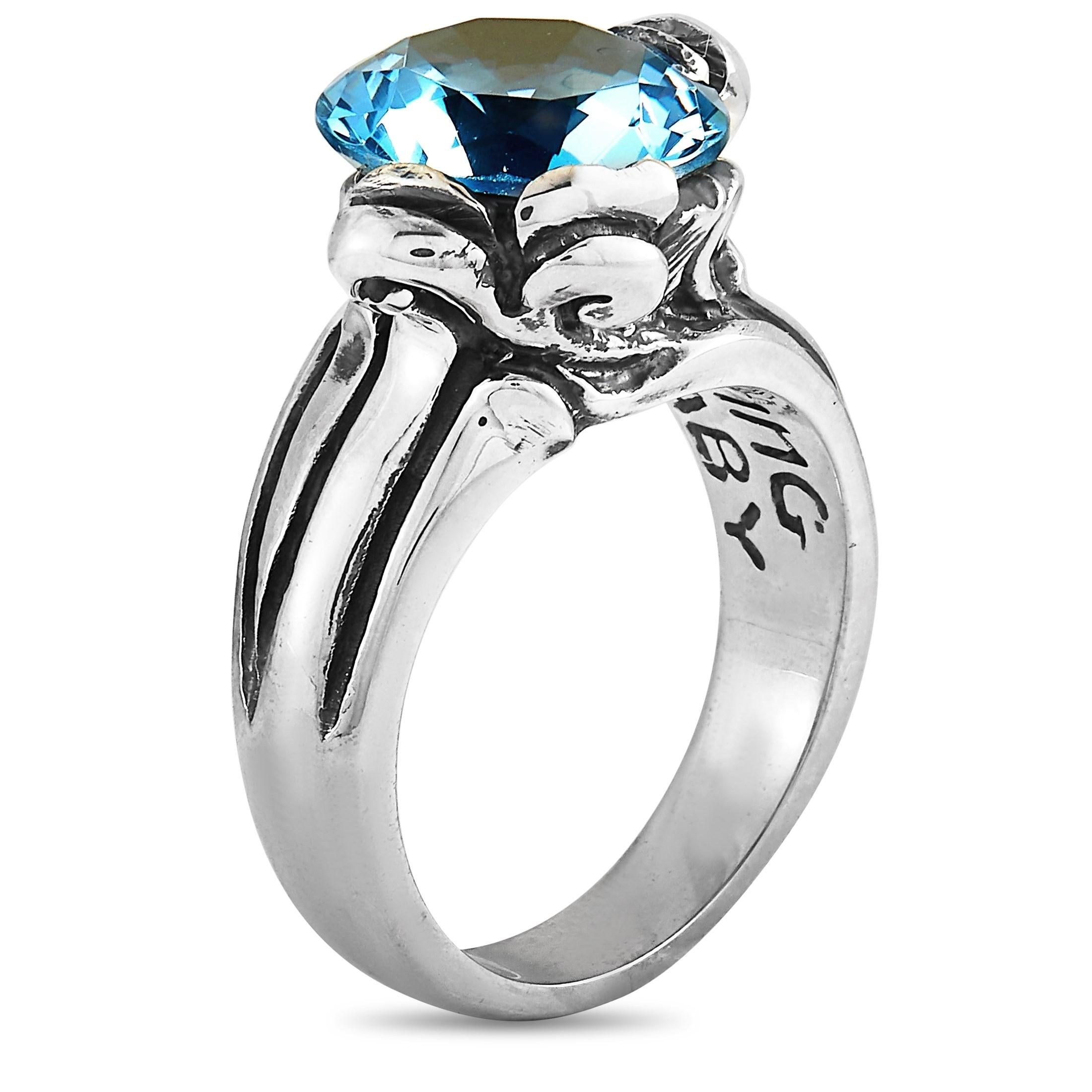 Dieser King Baby Ring ist aus Silber gefertigt und mit einem 13 mm großen blauen Topas besetzt. Der Ring wiegt 16,8 Gramm, hat eine Bandstärke von 4 mm und eine Höhe von 10 mm, während die Oberseite 19 x 16 mm misst.

Dieses Schmuckstück wird in