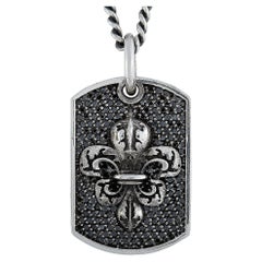 Collier pendentif étiquette de chien Fleur-de-Lis en argent et diamants noirs