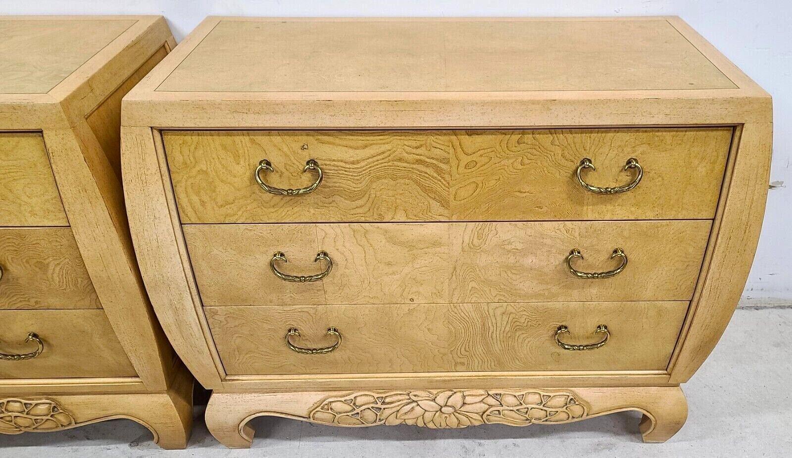 Nous vous proposons l'une de nos récentes acquisitions de meubles fins de palm beach estate d'un
Paire de tables de nuit en bois de ronce King par Century Furniture

Mesures approximatives en pouces
32.5