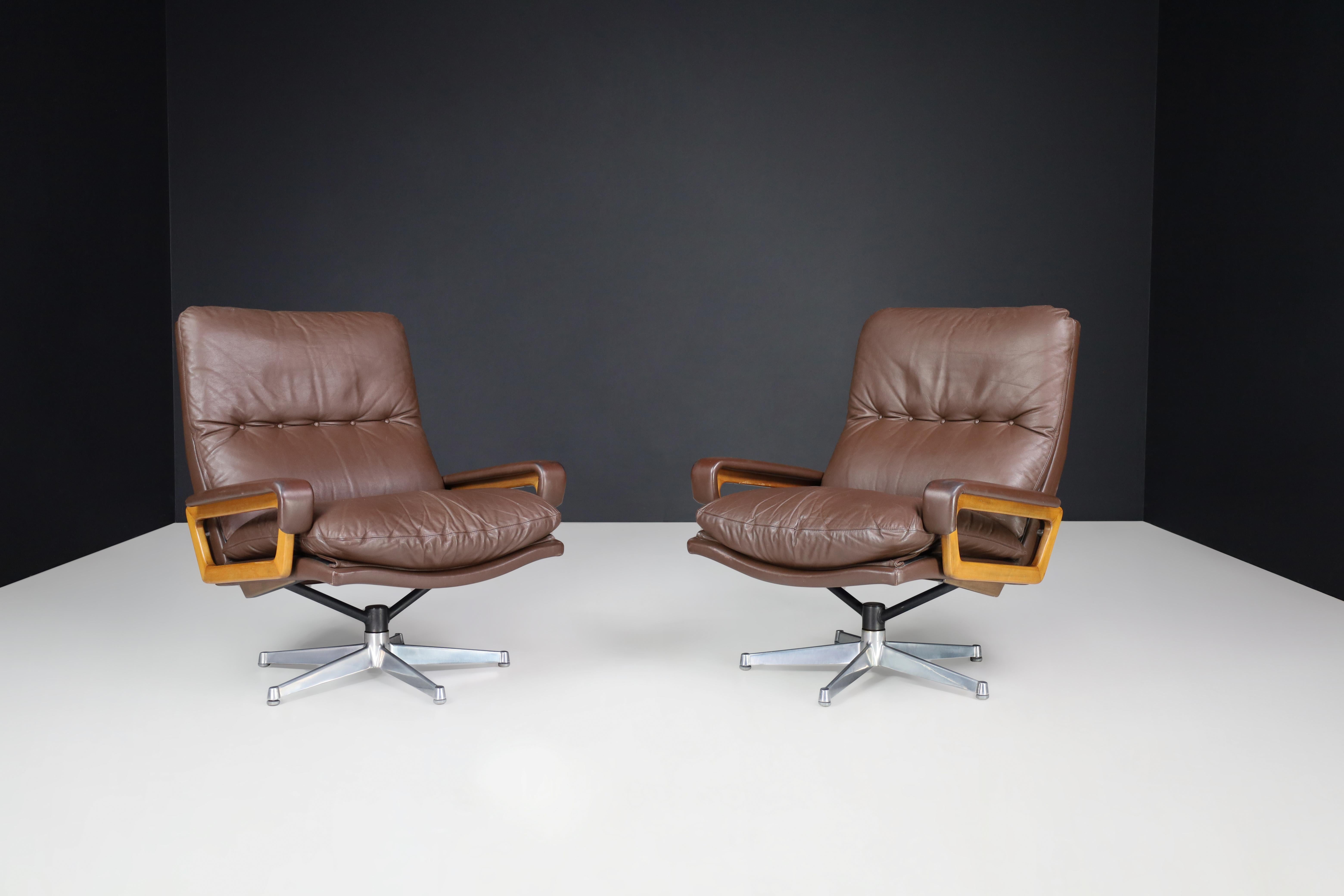 'King' Chairs by André Vandenbeuck for Strässle, Switzerland, 1970s.

These fine leather 'King' model lounge chairs were made by Strässle and designed by André Vandenbeuck in Switzerland in the 1970s. These chair has wooden armrests and stands on
