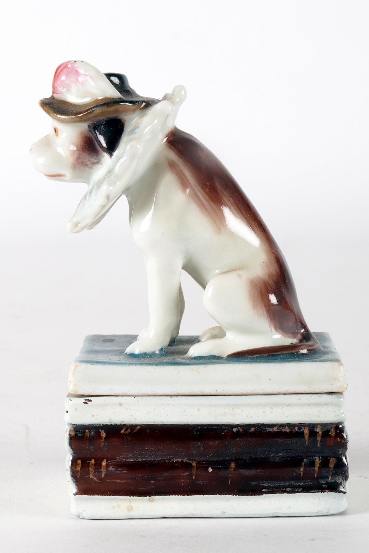 King Charles Cavalier porcelain box, sitting on the books, England 1850. In Good Condition For Sale In Milan, IT