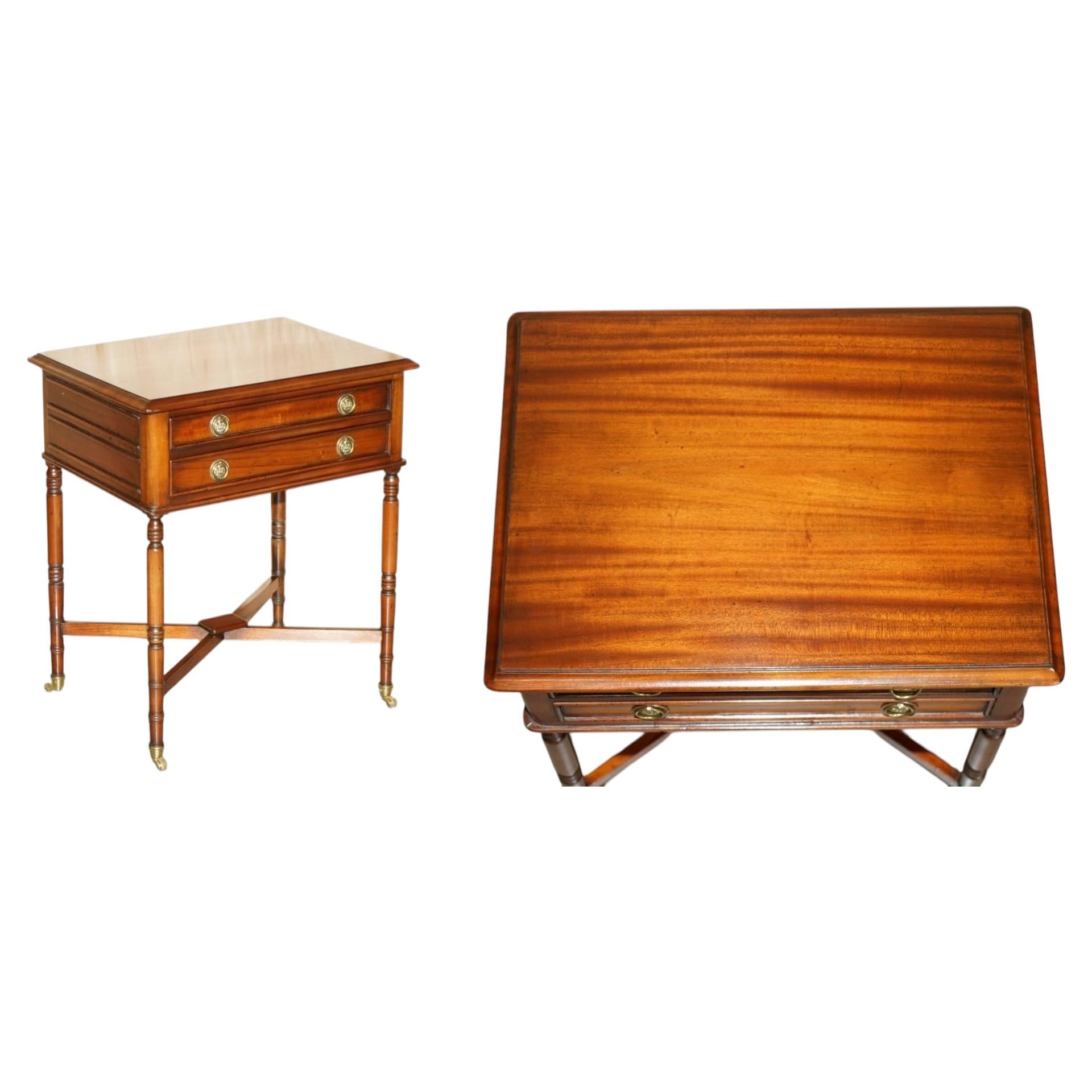 Table d'appoint à deux tiroirs « King Charles Fleur de Lis » en bois massif, de la collection « Brights of Nettlebed » en vente