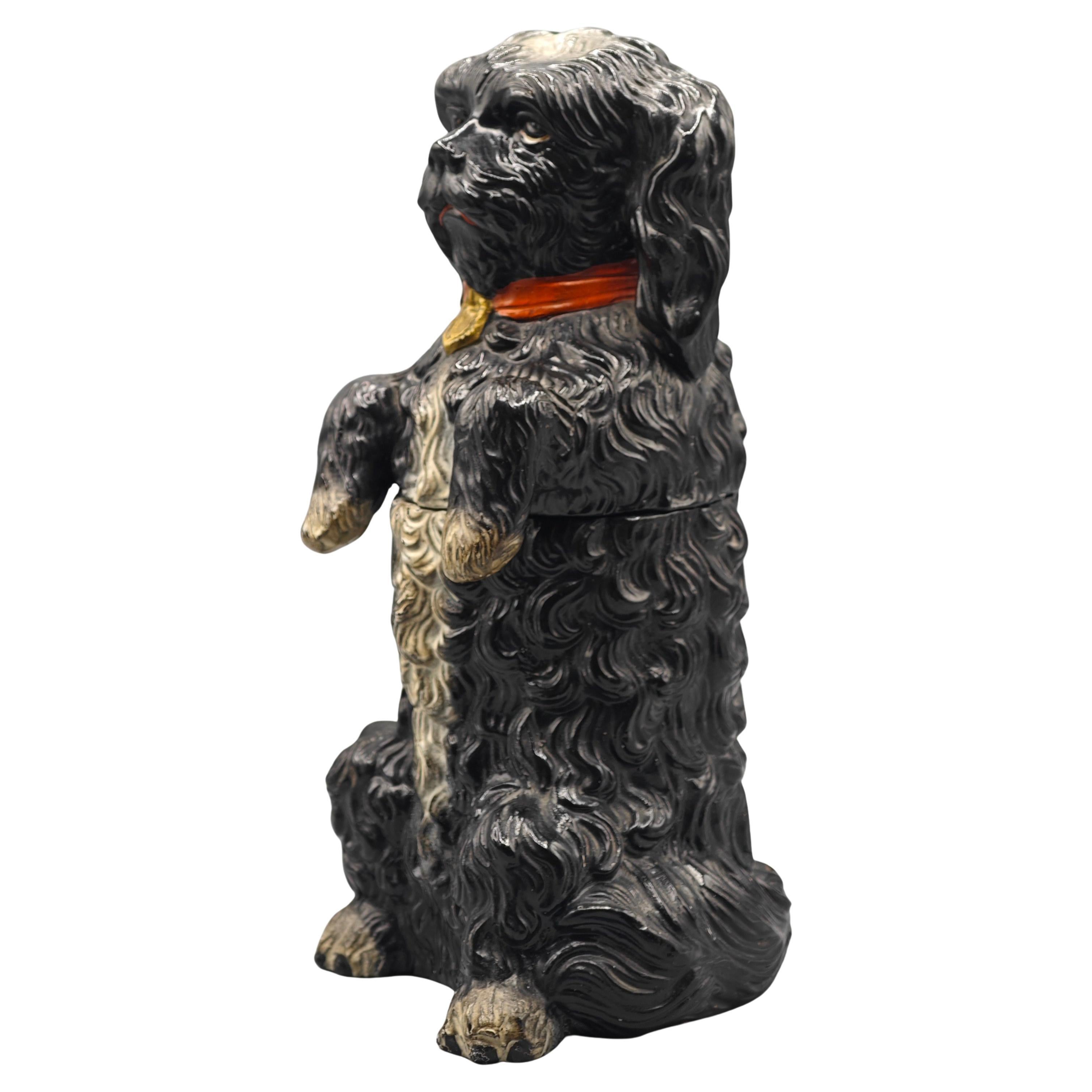 Una tabacchiera in ceramica raffigurante in modo naturalistico un Charles Charles Spaniel con un collare rosso.  
circa 1890
Bernhard Bloch ( 1836-1909 )
firmato con il monogramma BB
Eichwald, Impero austriaco (oggi Dubi, Repubblica Ceca) 

H: 25