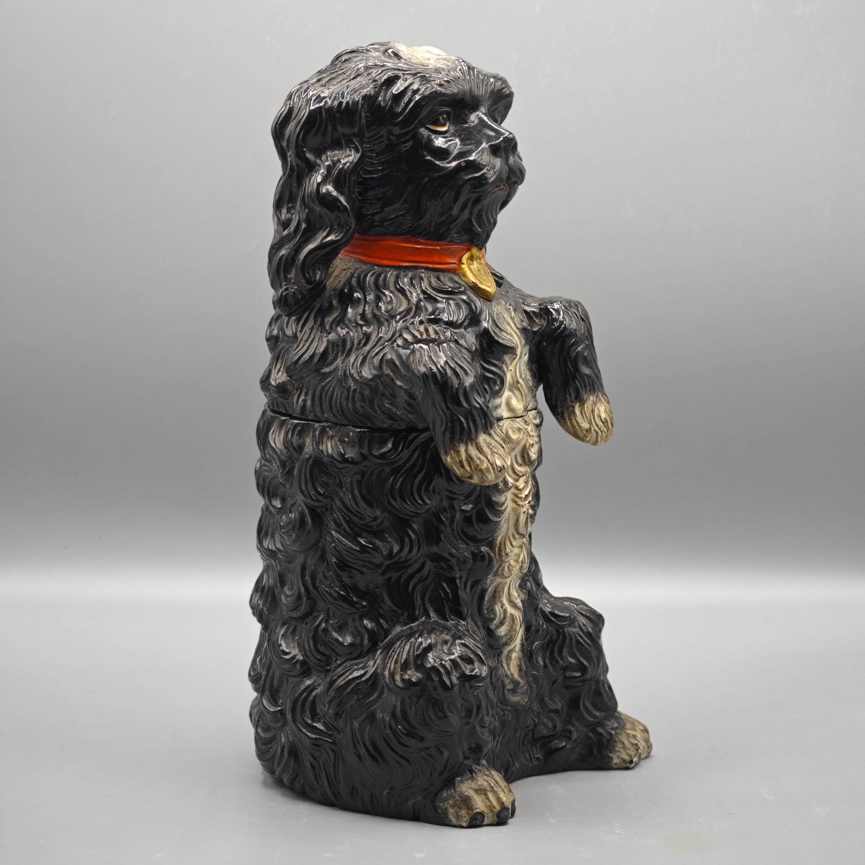 Austriaco Vaso in ceramica Charles Charles Spaniel di  Bernhard Bloch, fine del XIX secolo in vendita