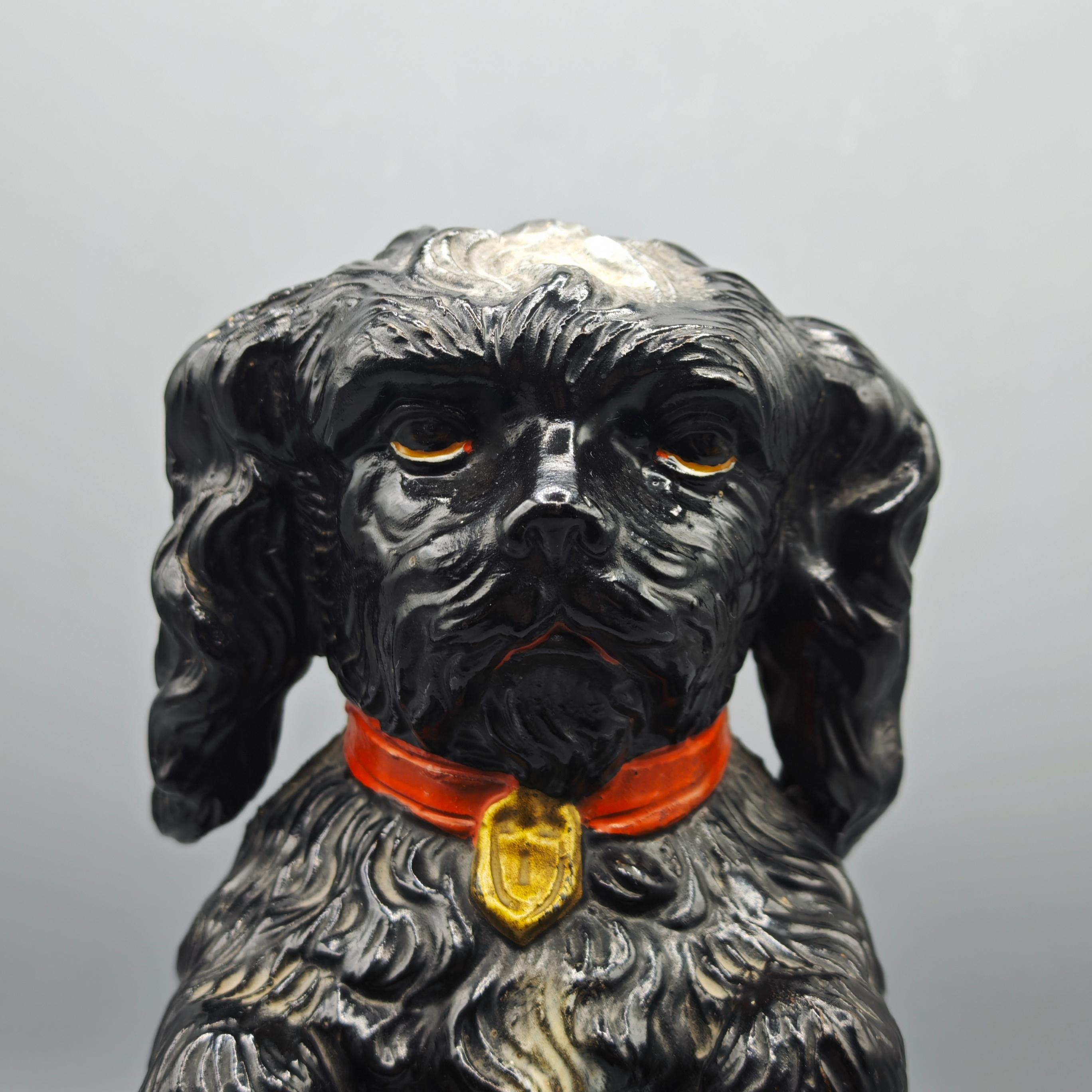 Ceramica Vaso in ceramica Charles Charles Spaniel di  Bernhard Bloch, fine del XIX secolo in vendita