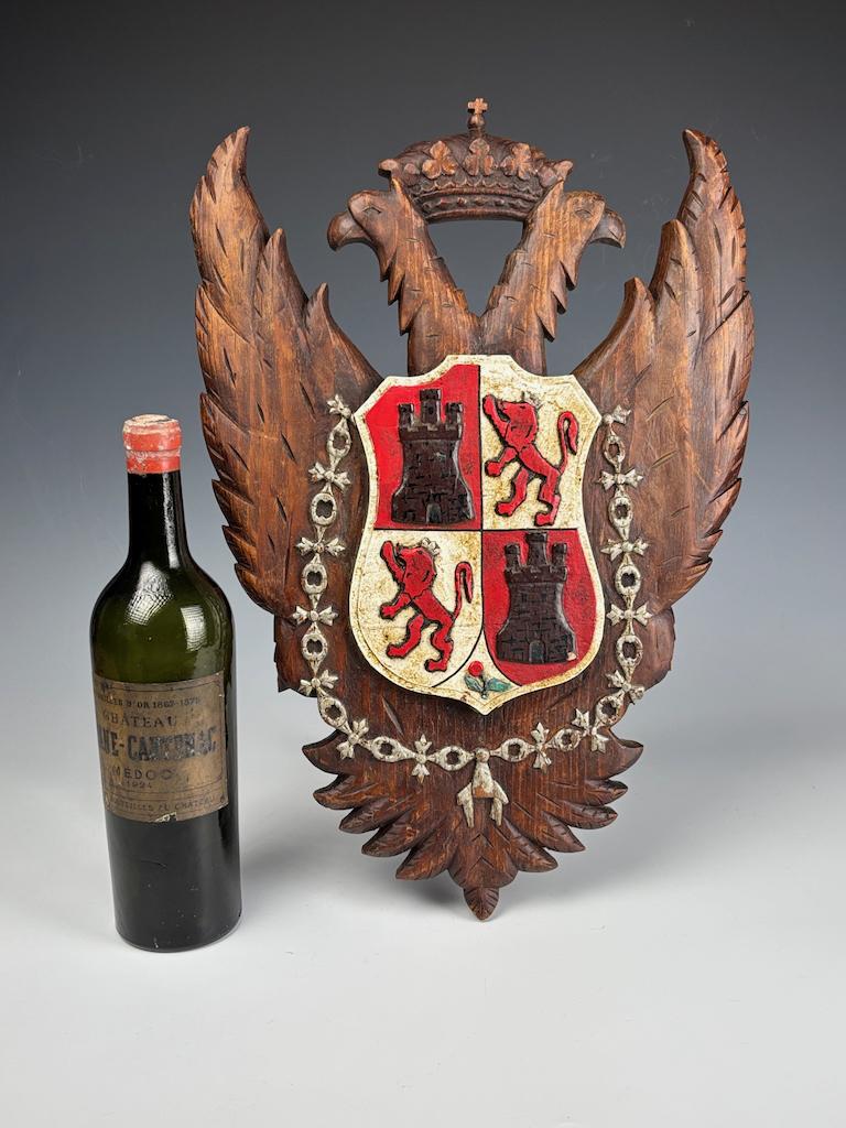 Stemma di Toledo di Charles Spanish - Scudo araldico con aquila a due teste scolpito a mano
Lo scudo araldico in legno intagliato a mano presenta lo storico stemma di Toledo, in Spagna, sormontato da un'aquila bicipite regale, tradizionale simbolo