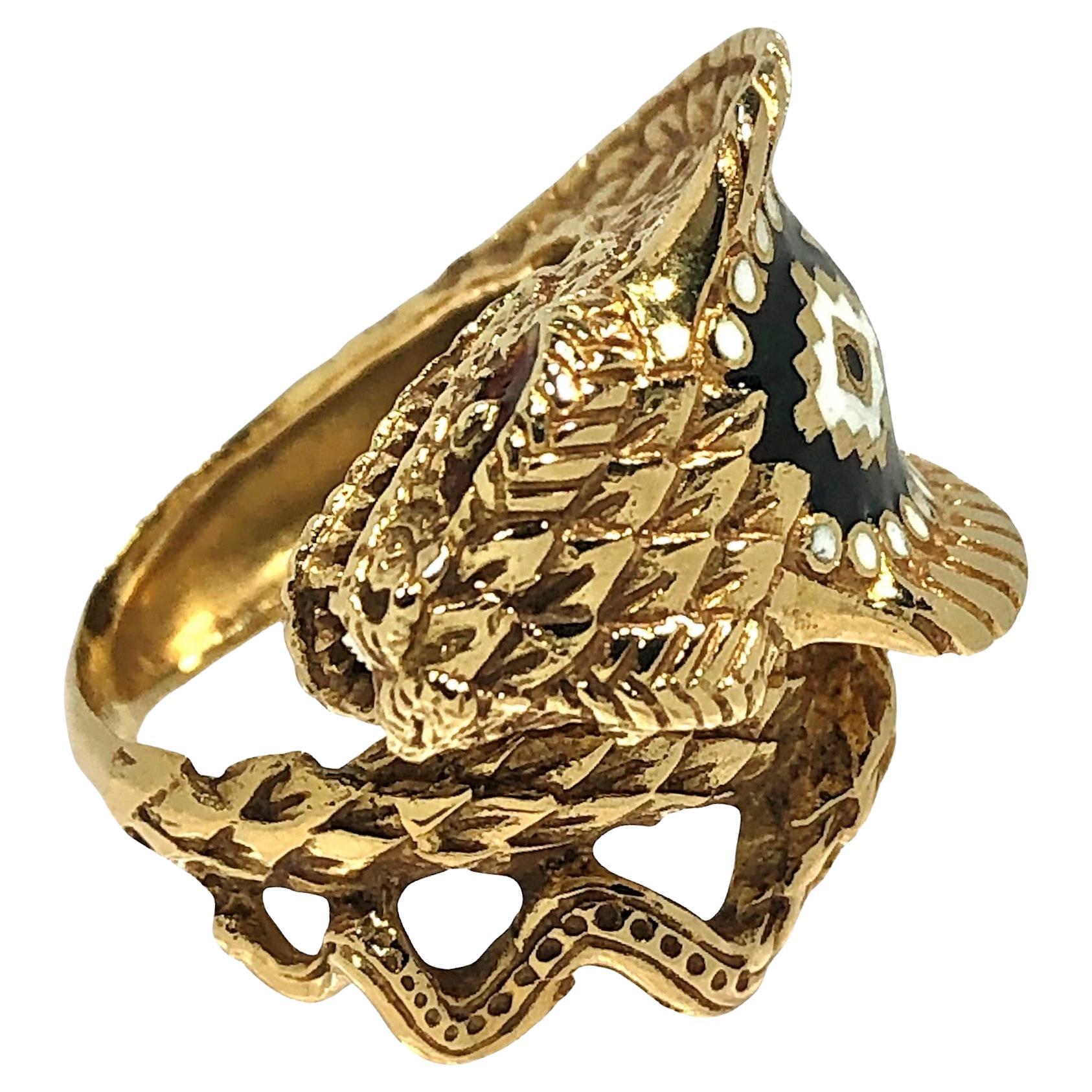 Dieser authentische und bedrohlich aussehende Kobra-Ring ist aus 18 Karat Gelbgold gefertigt und über seine gesamte Oberfläche mit viel Liebe zum Detail gestaltet.  ist mit schwarzer, weißer und preiselbeerfarbener Emaille akzentuiert. Misst 3/4