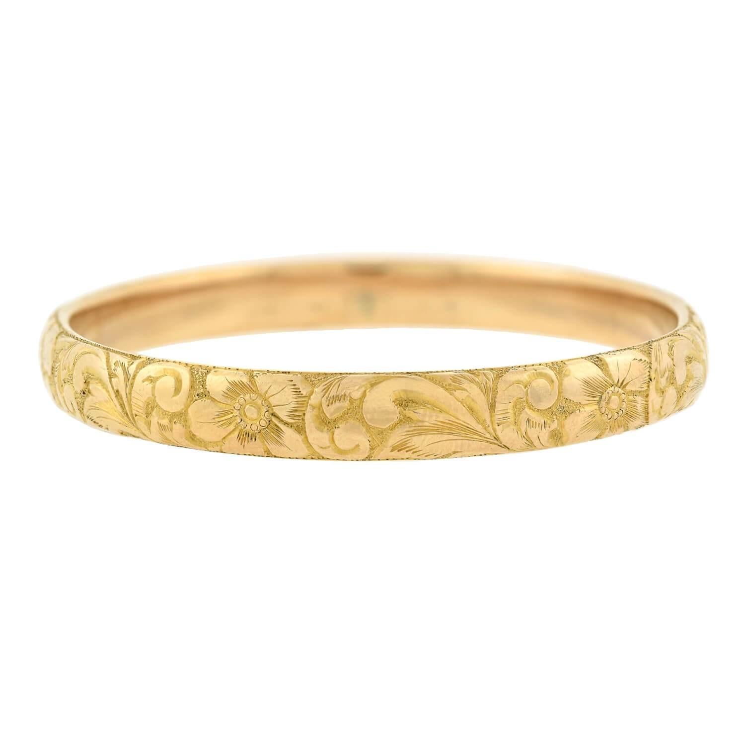 Ein wunderschönes Armband im Jugendstil (ca. 1910er Jahre) von King & Dreher aus Newark, NJ! Dieser Armreif im Slipper-Stil ist aus 14-karätigem Gelbgold gefertigt und weist ein hübsches geschnitztes Muster auf, das die gesamte Außenfläche bedeckt.
