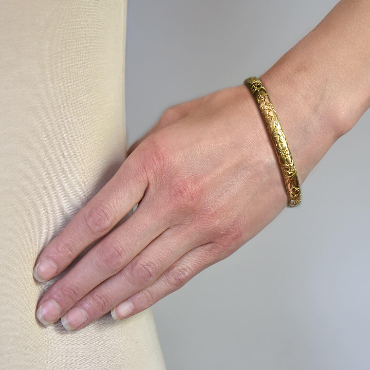 King & Dreher 14kt geschnitzter geblümter Armreif 1
