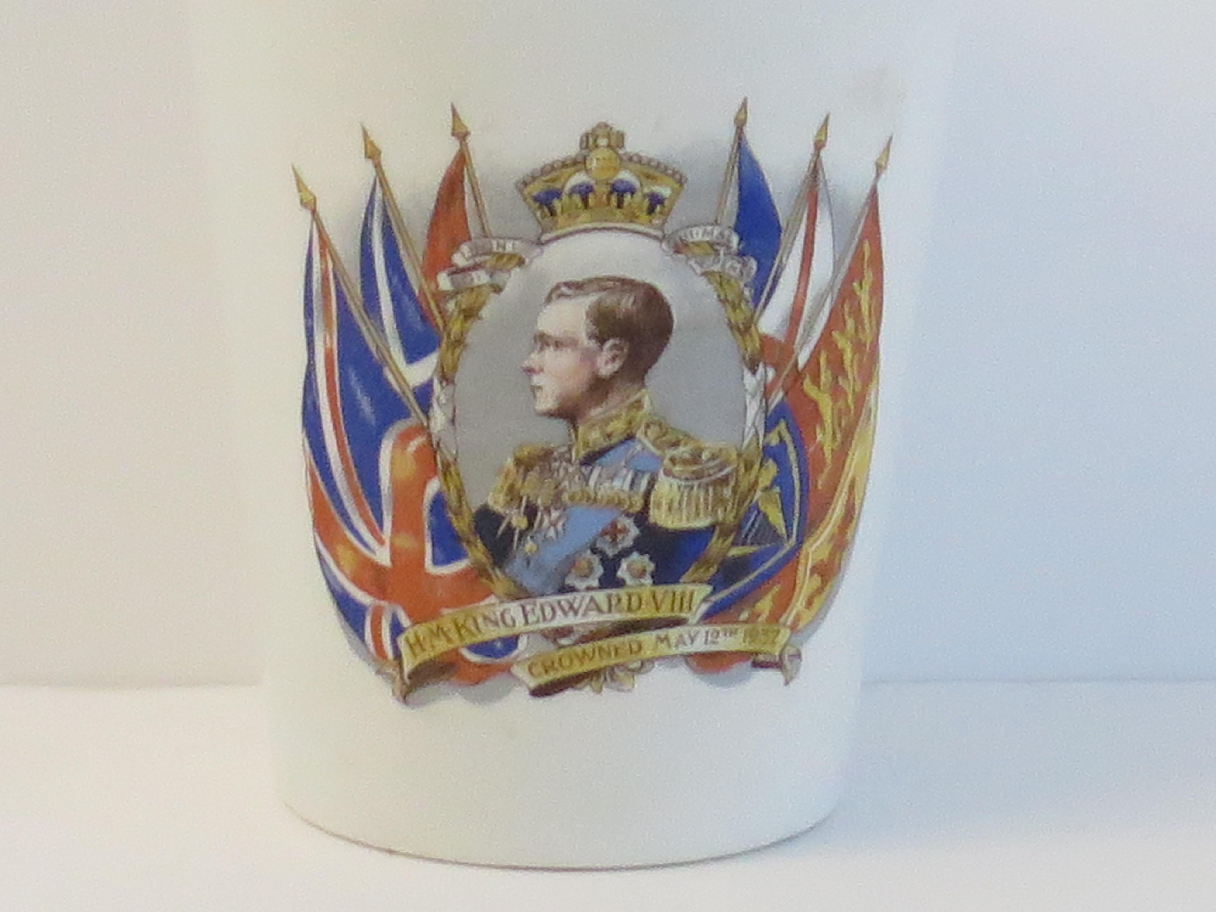 Il s'agit d'un gobelet commémoratif royal en faïence (poterie) célébrant le couronnement prévu du roi Édouard V111e le 12 mai 1937.

Ce gobelet ou cette tasse effilée aurait été fabriqué par l'une des nombreuses poteries du Staffordshire en